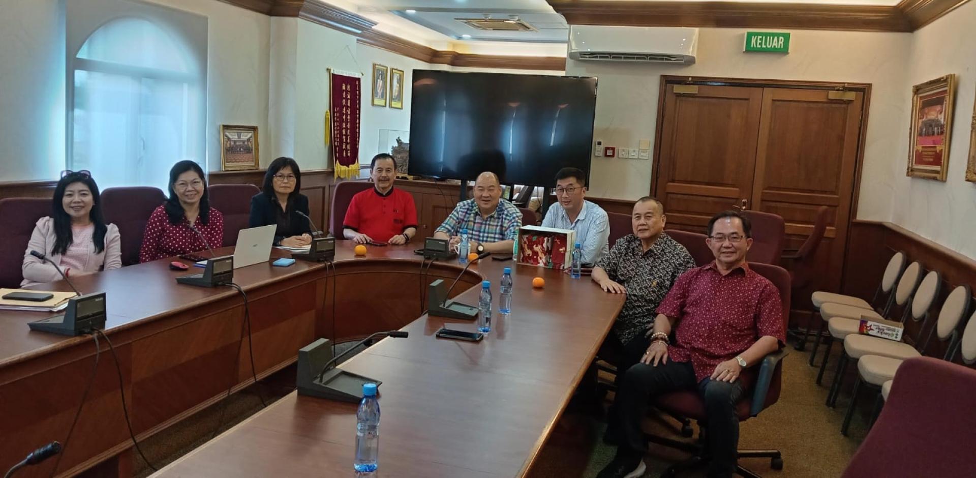 斯市中华总商会长林汉璋与筹委会成员合影