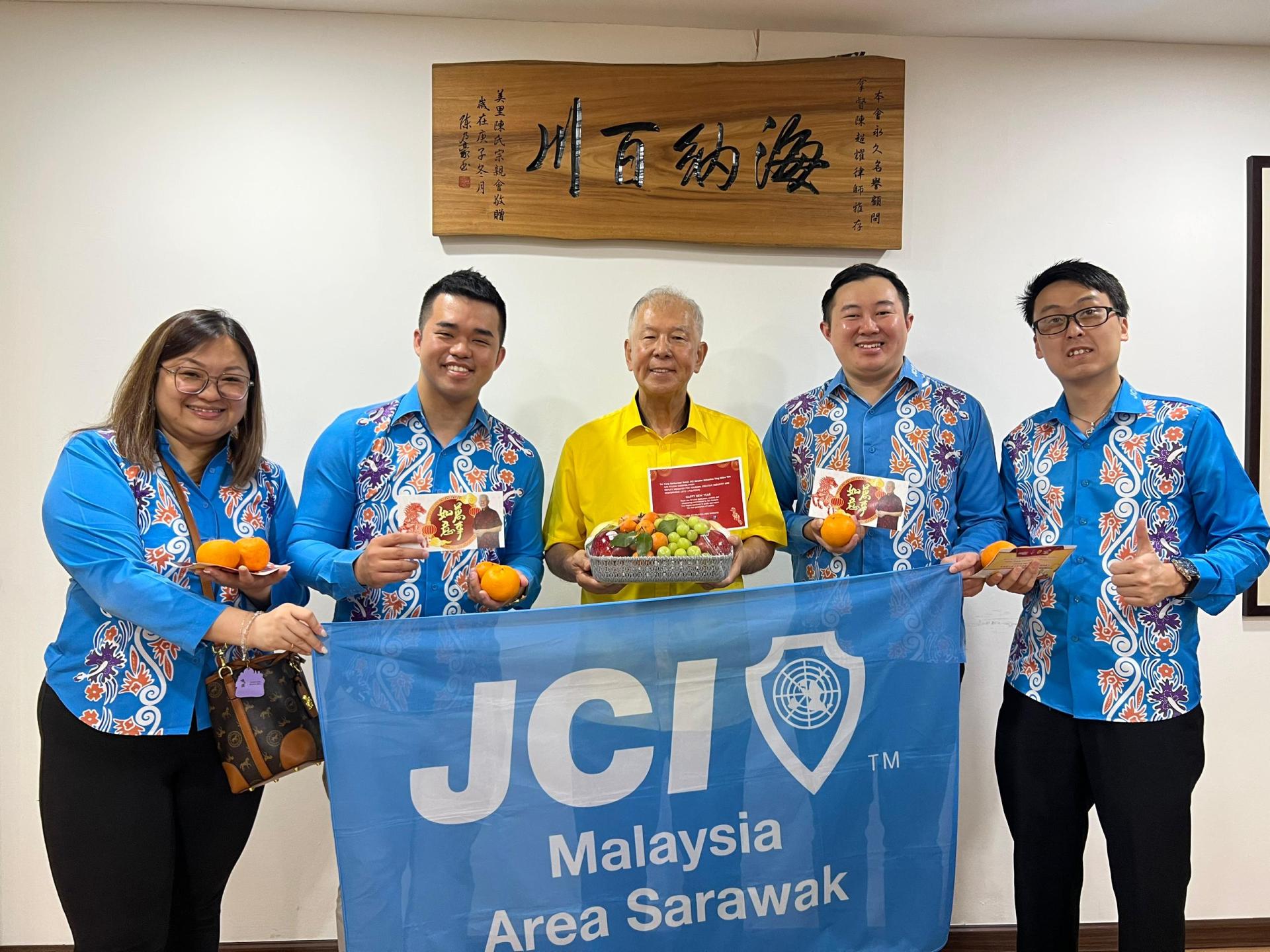 砂区马来西亚国际青年商会拜访砂旅游副部长兼卑尔骚区州议员拿督陈超耀（中）。左2为砂区主席萧扬明及代表团成员合影。