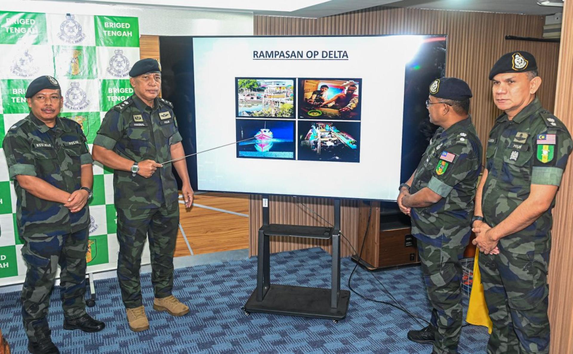 哈克马（左2）出示行动的图片。