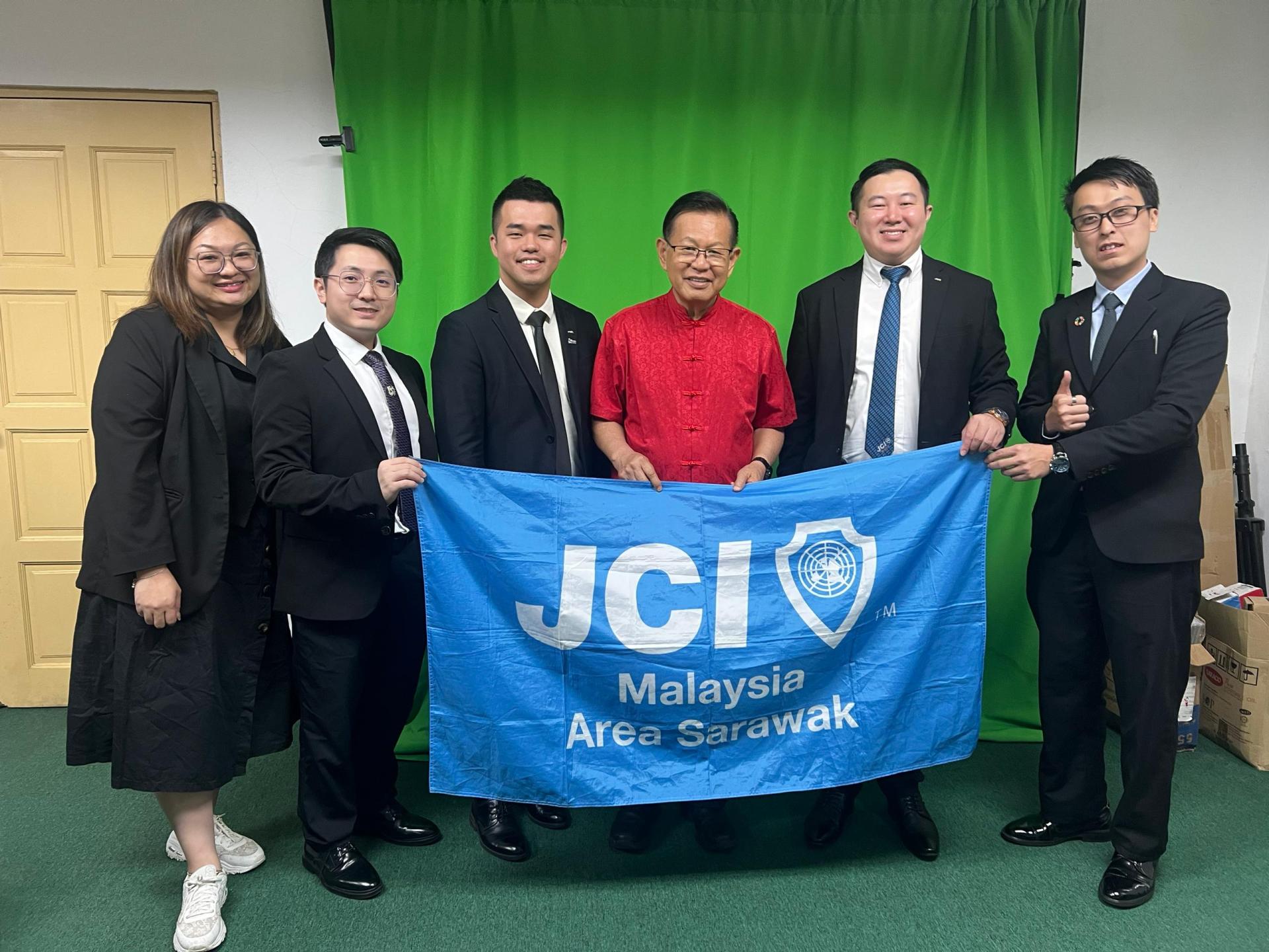 马来西亚国际青年商会砂拉越分会主席萧扬明（左3）率领成员拜访拿督斯里李景胜（右3）合影。