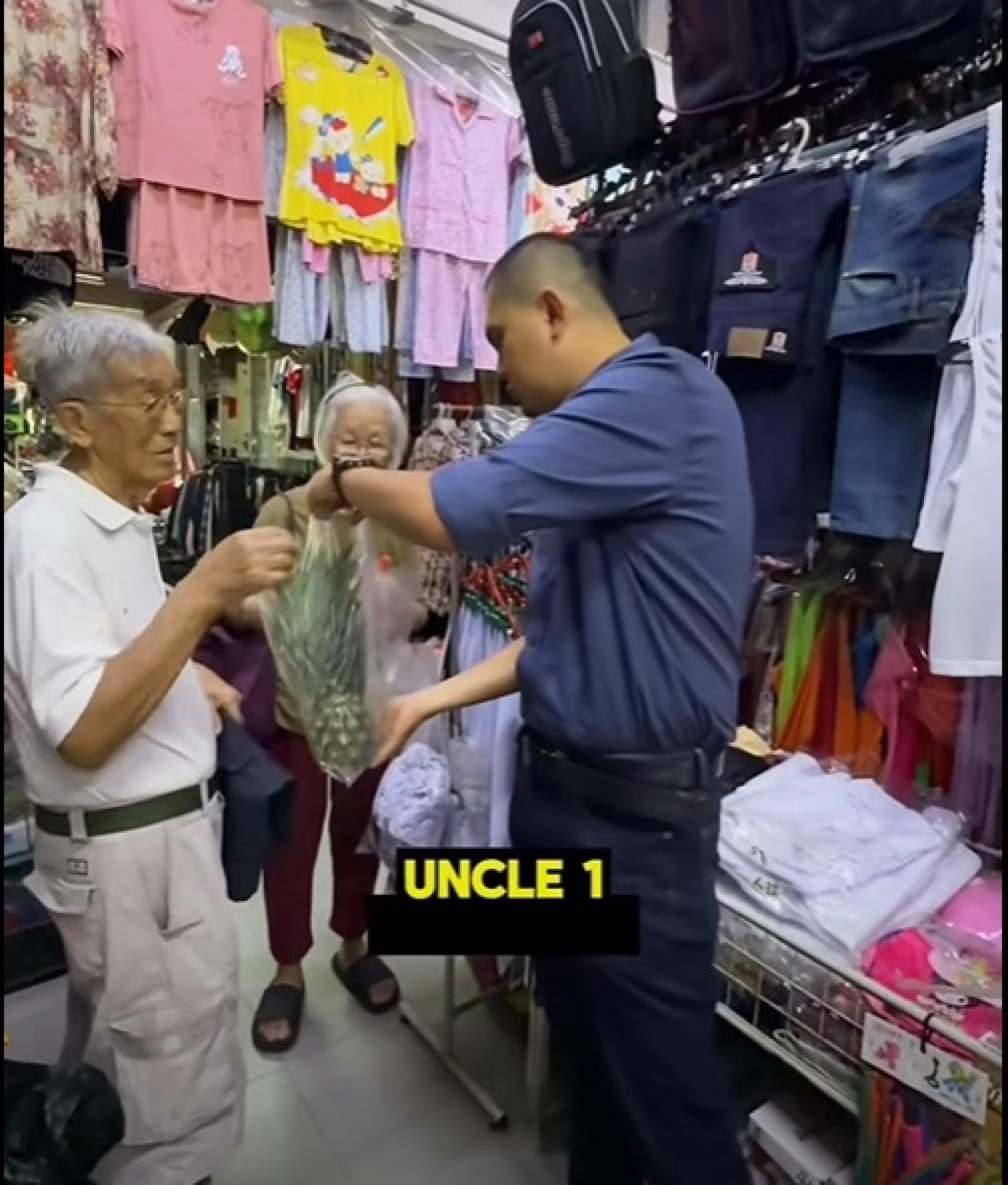 阿克马赠送黄梨给选区内的华人同胞。