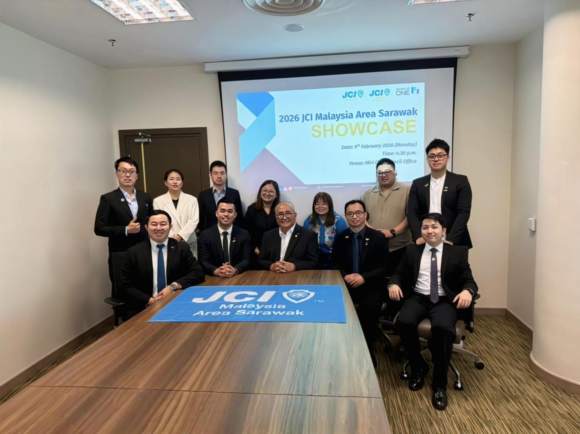 前排左2起为砂区主席萧扬明、市长俞小珊，与砂区国际青年商会代表团成员合影。