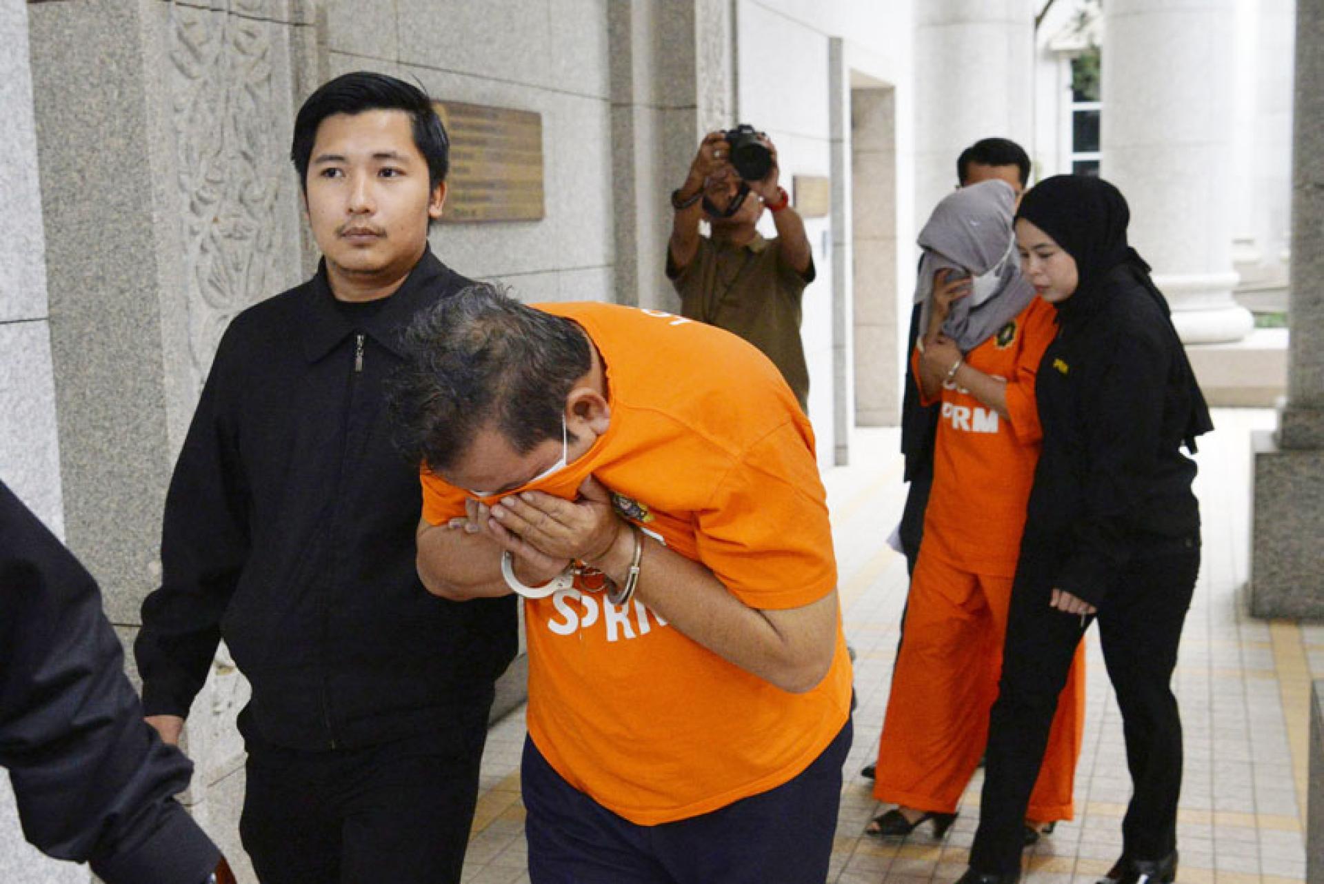 甲首长政治秘书（左2）与妻子（右2）被延扣5天，以协助调查一起贪污案。