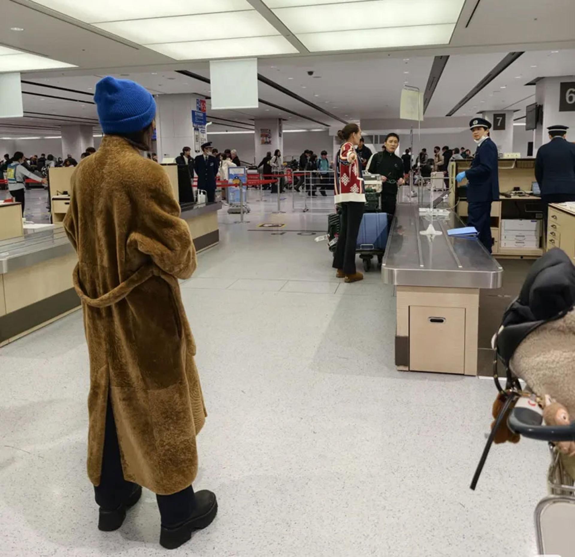 刘嘉玲(左)、看着老公梁朝伟一脸惊慌（右）。