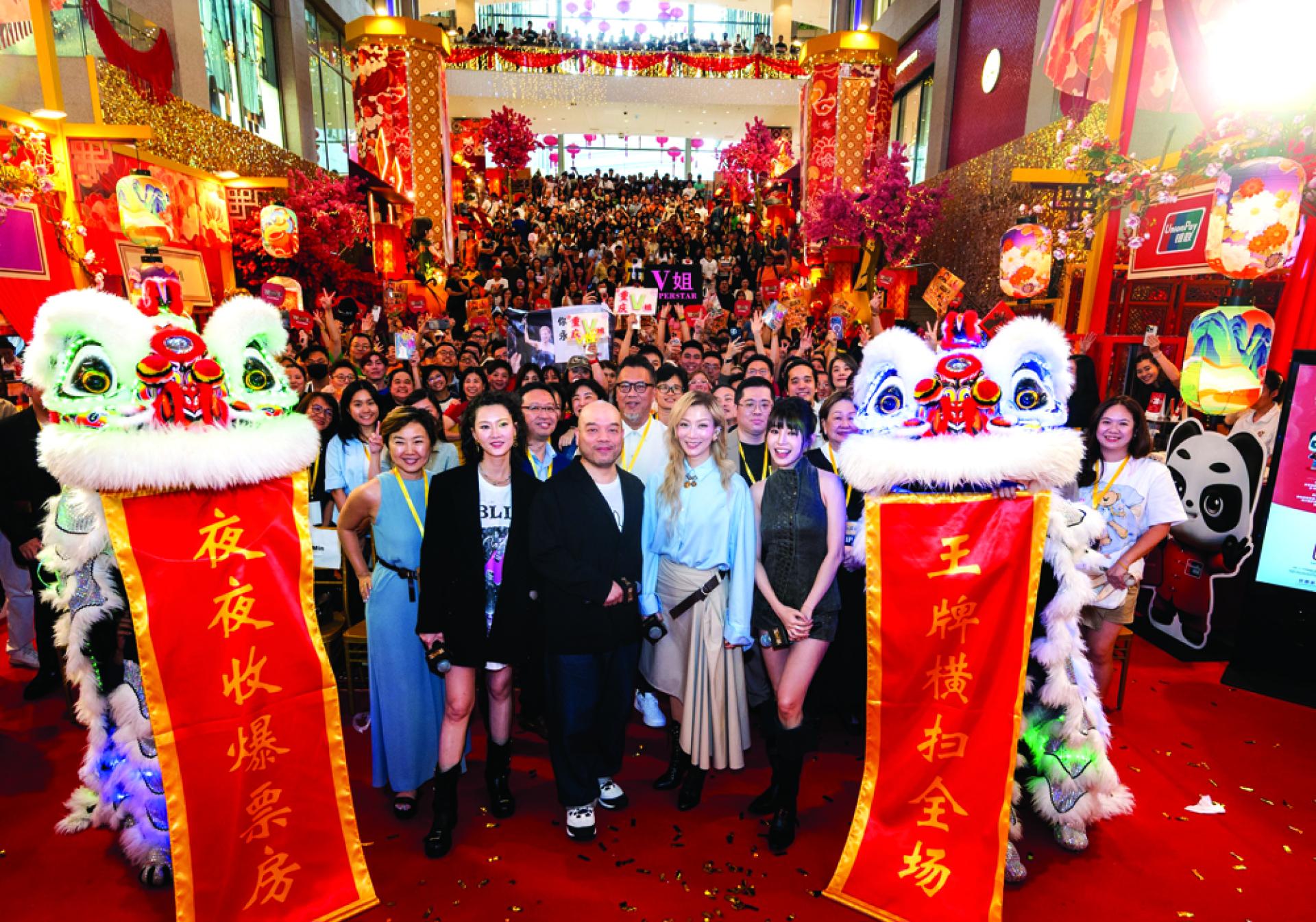 廖子妤（前排左二起）、吴炜伦、郑秀文和黄洁琪现身吉隆坡柏威年广场中央舞台，与粉丝近距离见面。