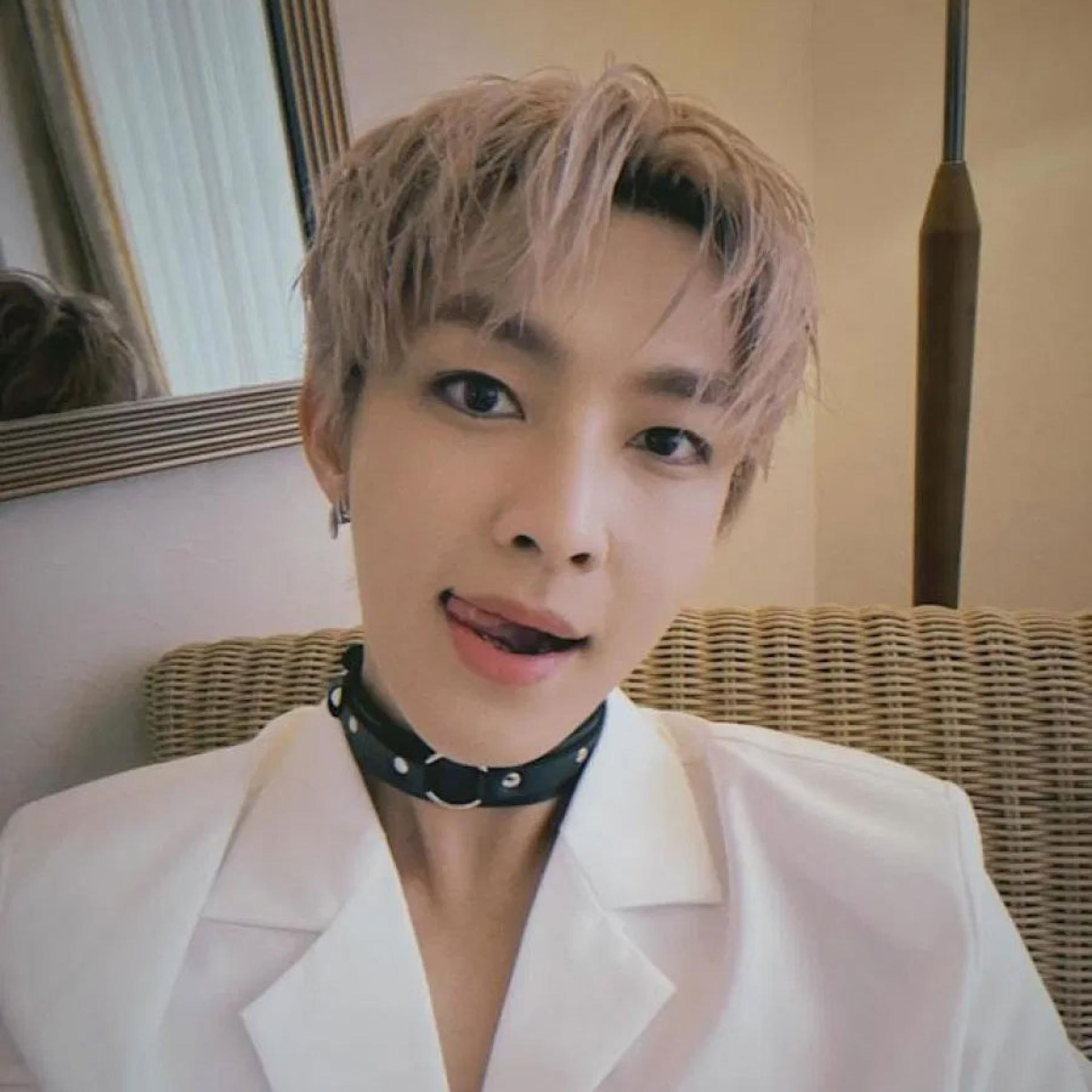 炎亚纶自爆遭飞轮海性骚扰。