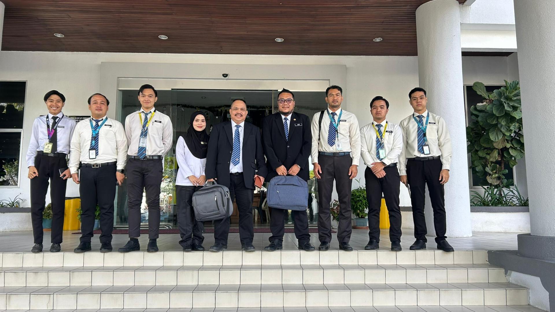 美里卫生局检控官员，率领环境卫生文凭课程实习学员到庭旁听案件审理后合影。