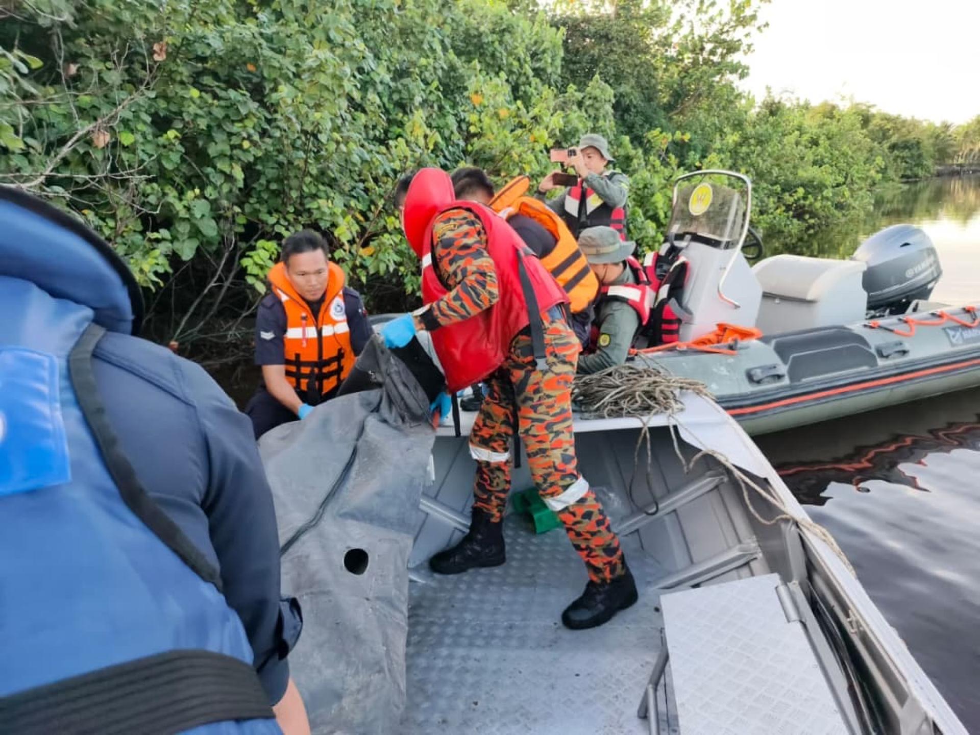 死者遗体被发现移上小艇。