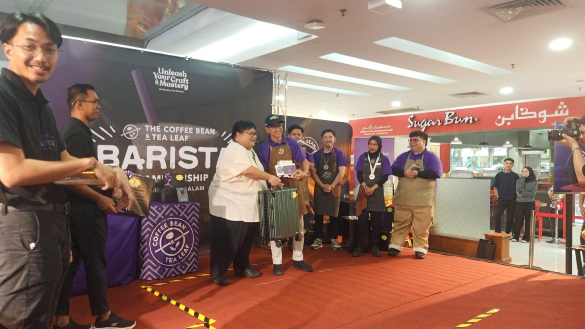 主宾及副主席彭基兰阿都穆宁颁奖予冠军得主Ridwan Pramana Putra