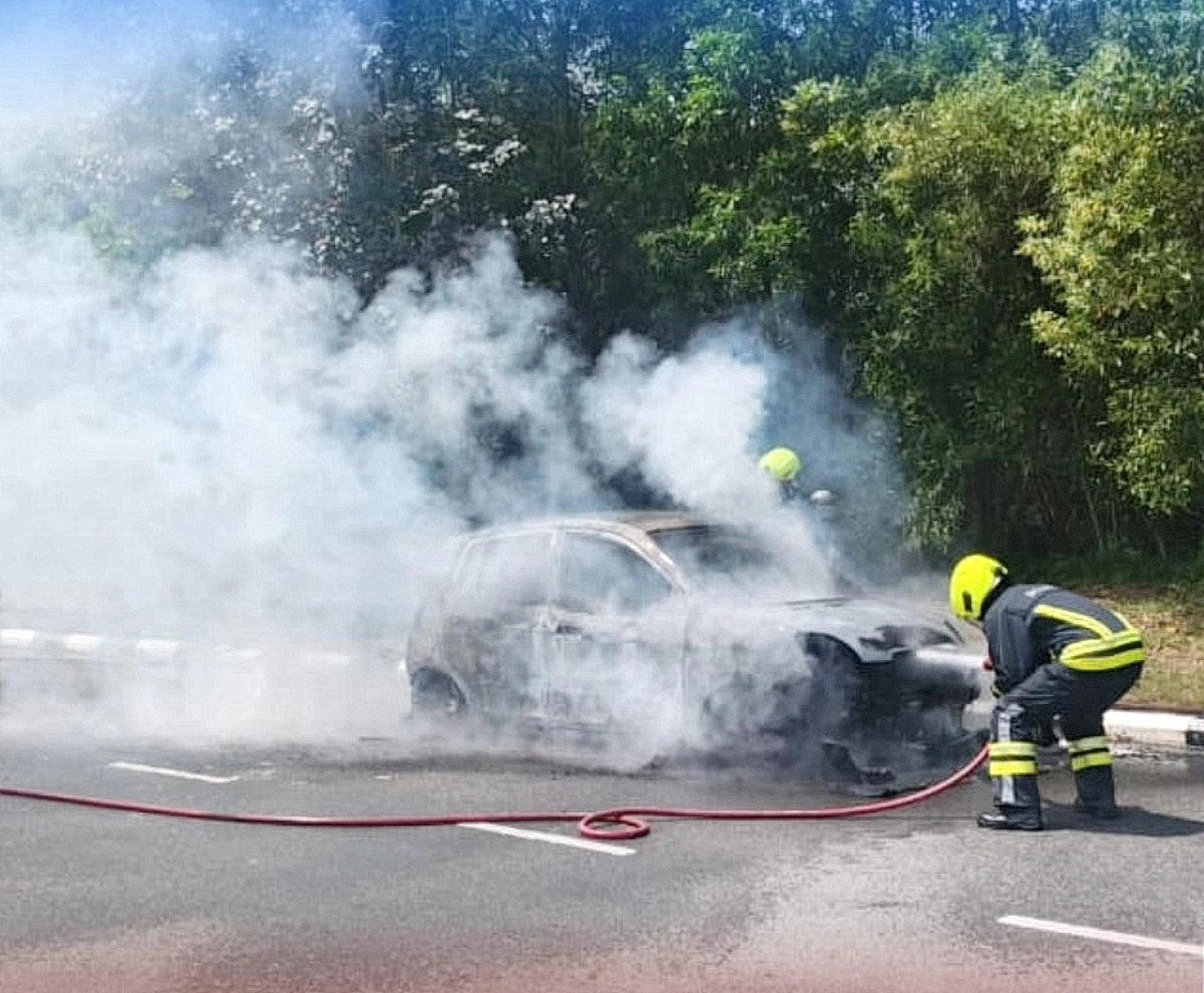 消拯员进行灭火工作。