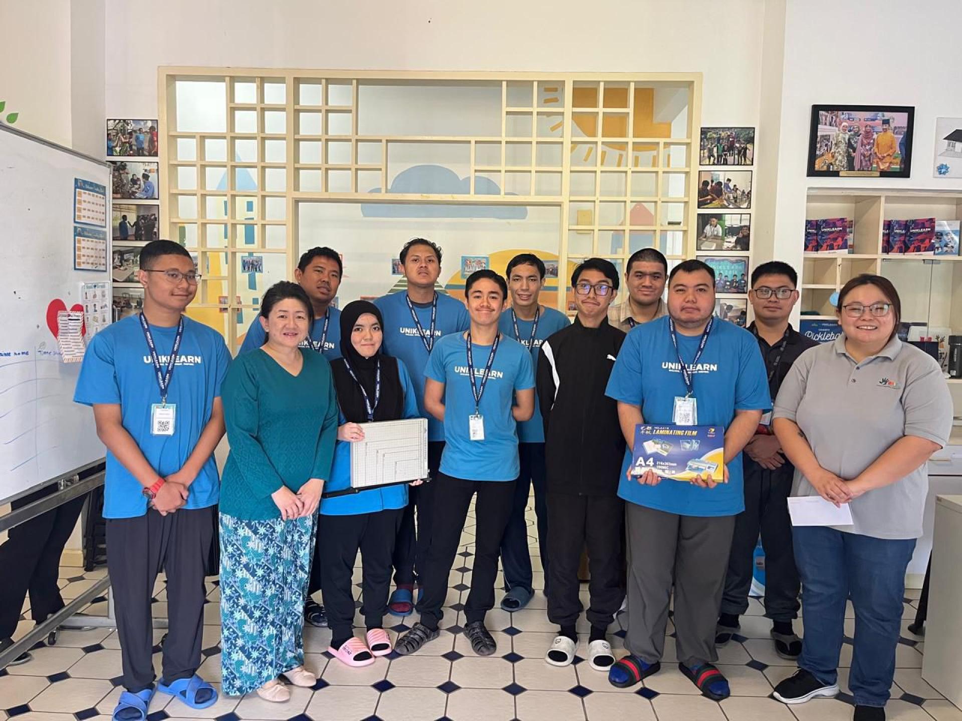 捐赠移交仪式后留影。左2是同乐公益慈善基金会秘书吕诗韵、右为福利与社区主任郑世娟