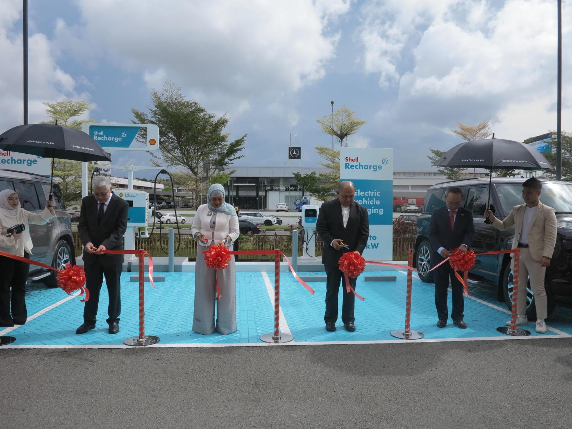 首相署能源部常任秘书 哈嘉法里达、交通与通信部 (MTIC)副常任秘书莫哈末沙里兴、Indera Motors总经理杨和兴和汶莱壳牌市场营销公司董事总经理Alexirwan Omar共同主持剪彩仪式