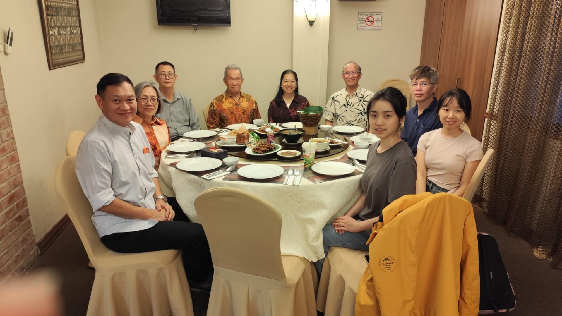 出席晚宴者左起有张文发、邢秀珠、杨镇声、世华总会长孙德安、潘艳勤教授合影、包平生、詹兴民、潘钰甜和梁思畅