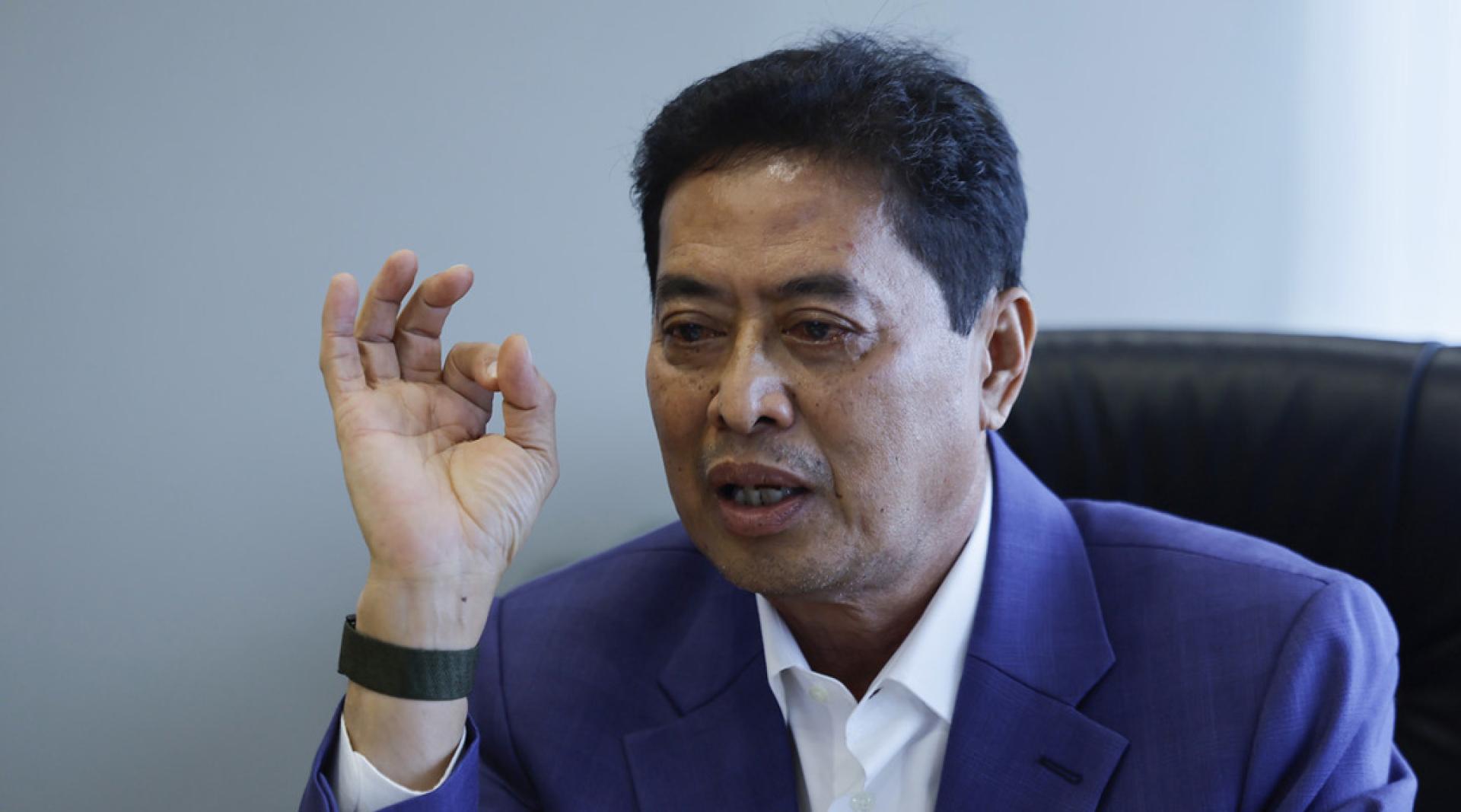 阿占巴基强调对政府为专门审查其持股事宜而成立的任何独立委员会的调查，持完全开放态度。