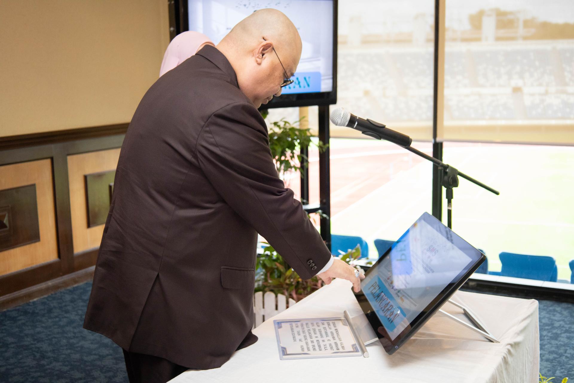 文化、青年及体育部长拿督纳兹米主持汶莱 关 怀短信筹款仪式