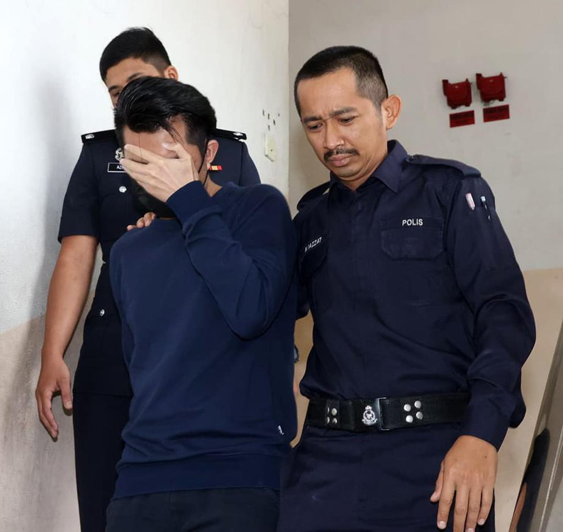 华裔疑犯周五上午被带到新山推事庭，面对非礼罪名。