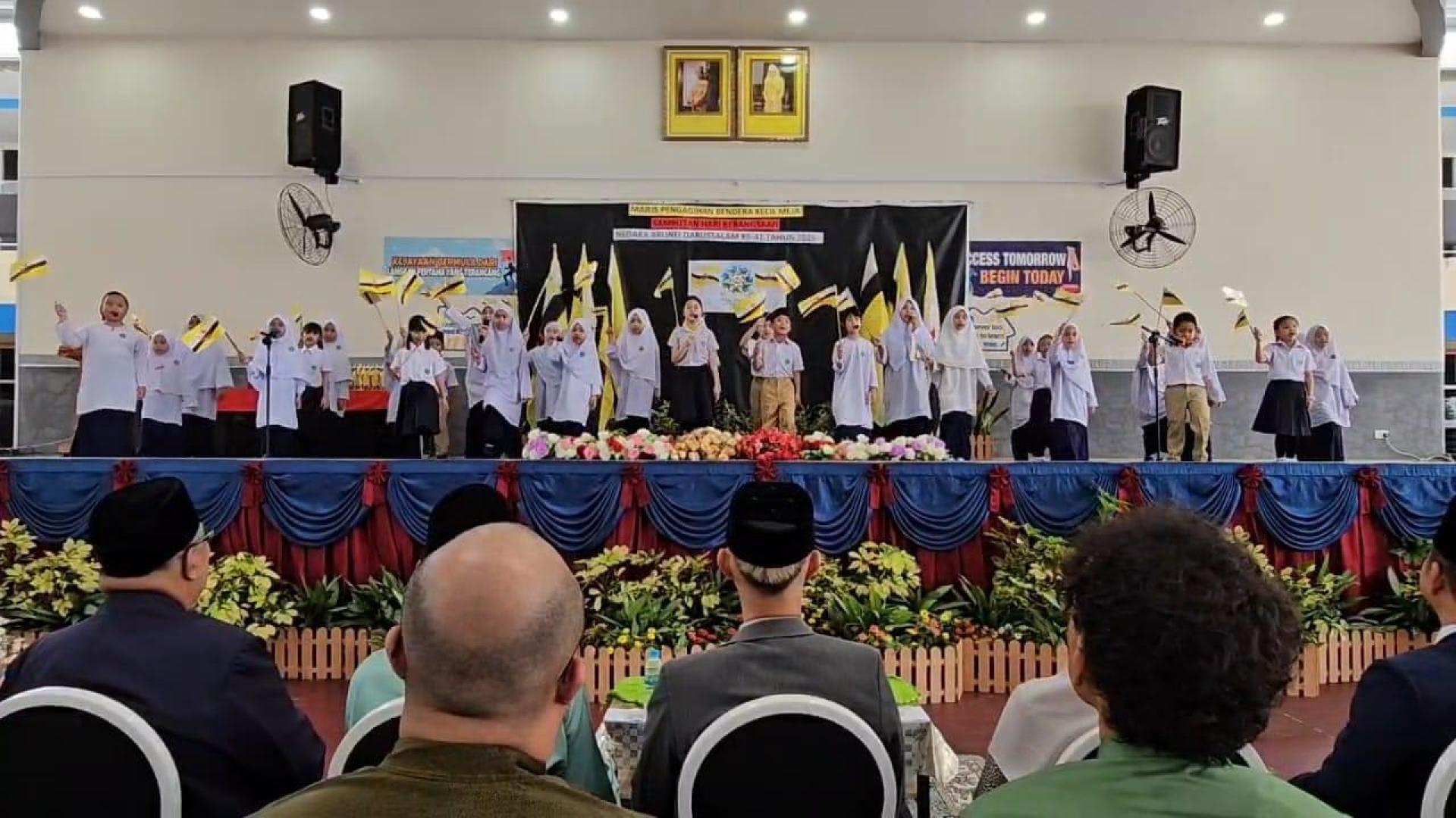 学生呈献爱国歌曲《挥舞国旗》