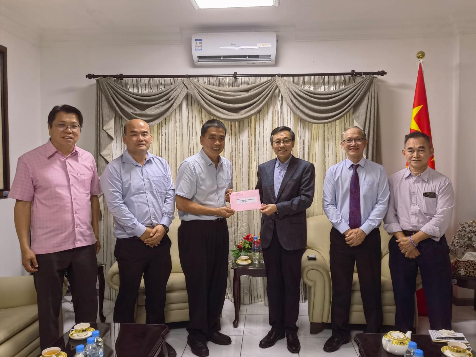 会长刘世泉博士移交邀请函予中国驻汶莱特命全权大使陈少春。右起为副筹委会主席林彬礼、筹委会主席黄能禄、副会长包平生、秘书长刘坤彰。