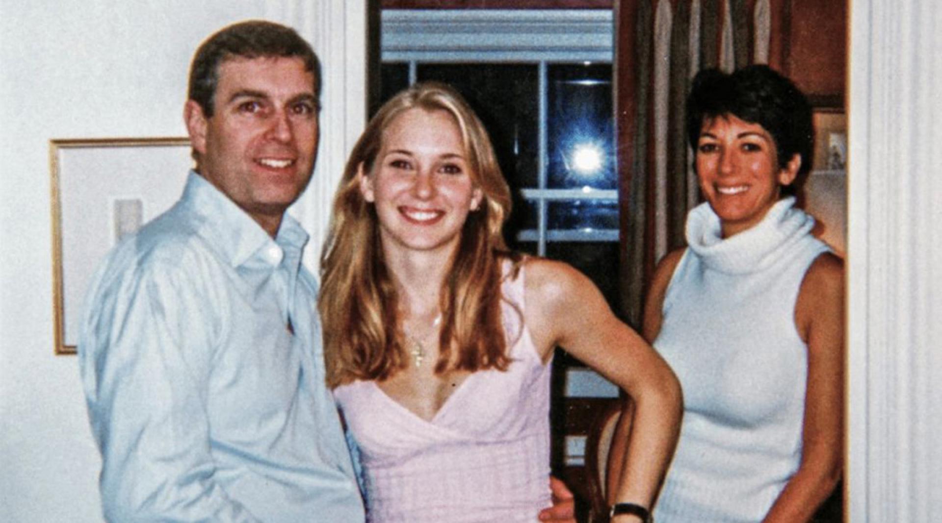 安德鲁（左）与女受害者朱弗雷（中）的性侵指控达成庭外和解。