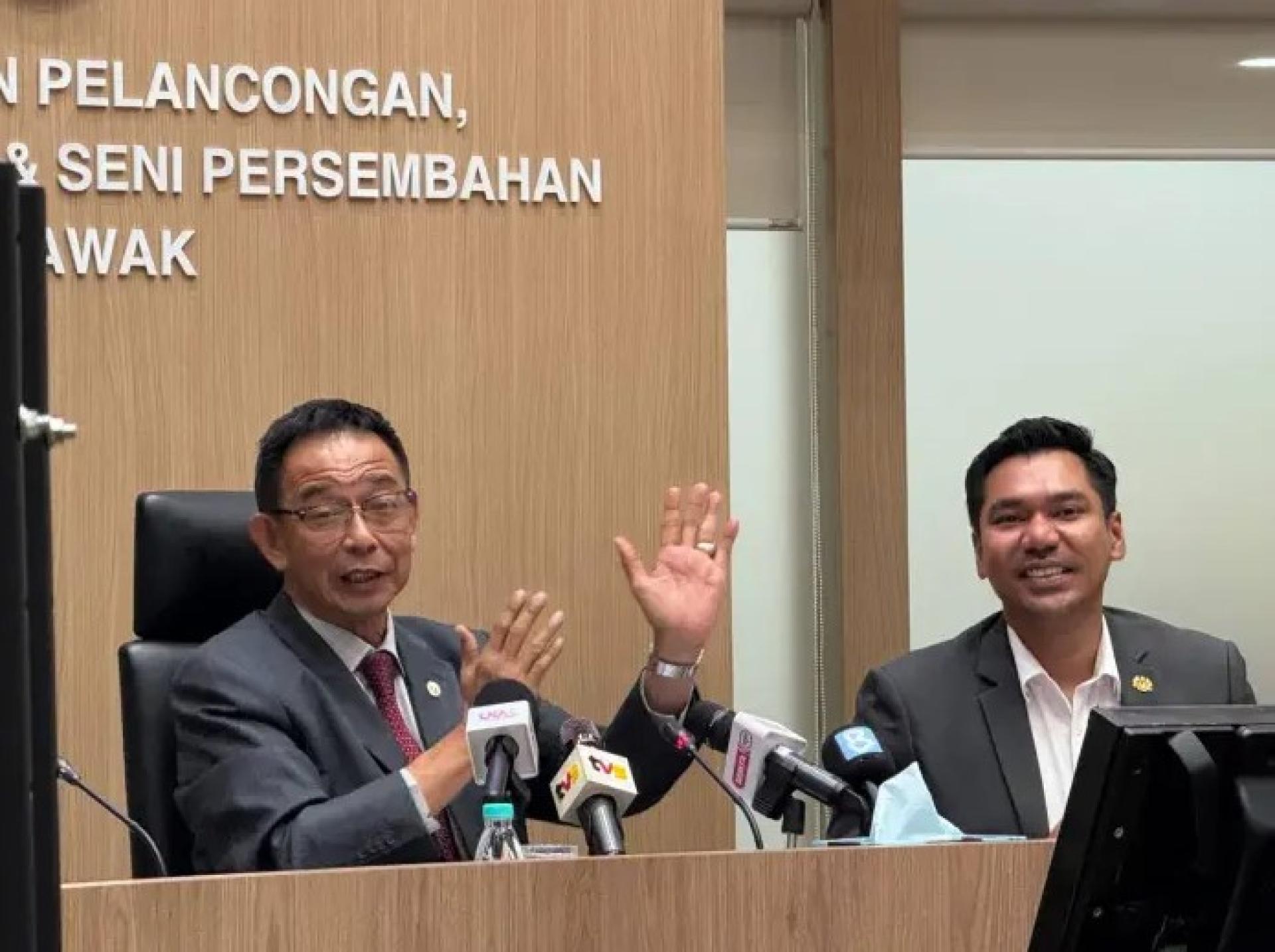 阿都卡林（左）与Mordi在2026年2月13日新闻发布会上合影。