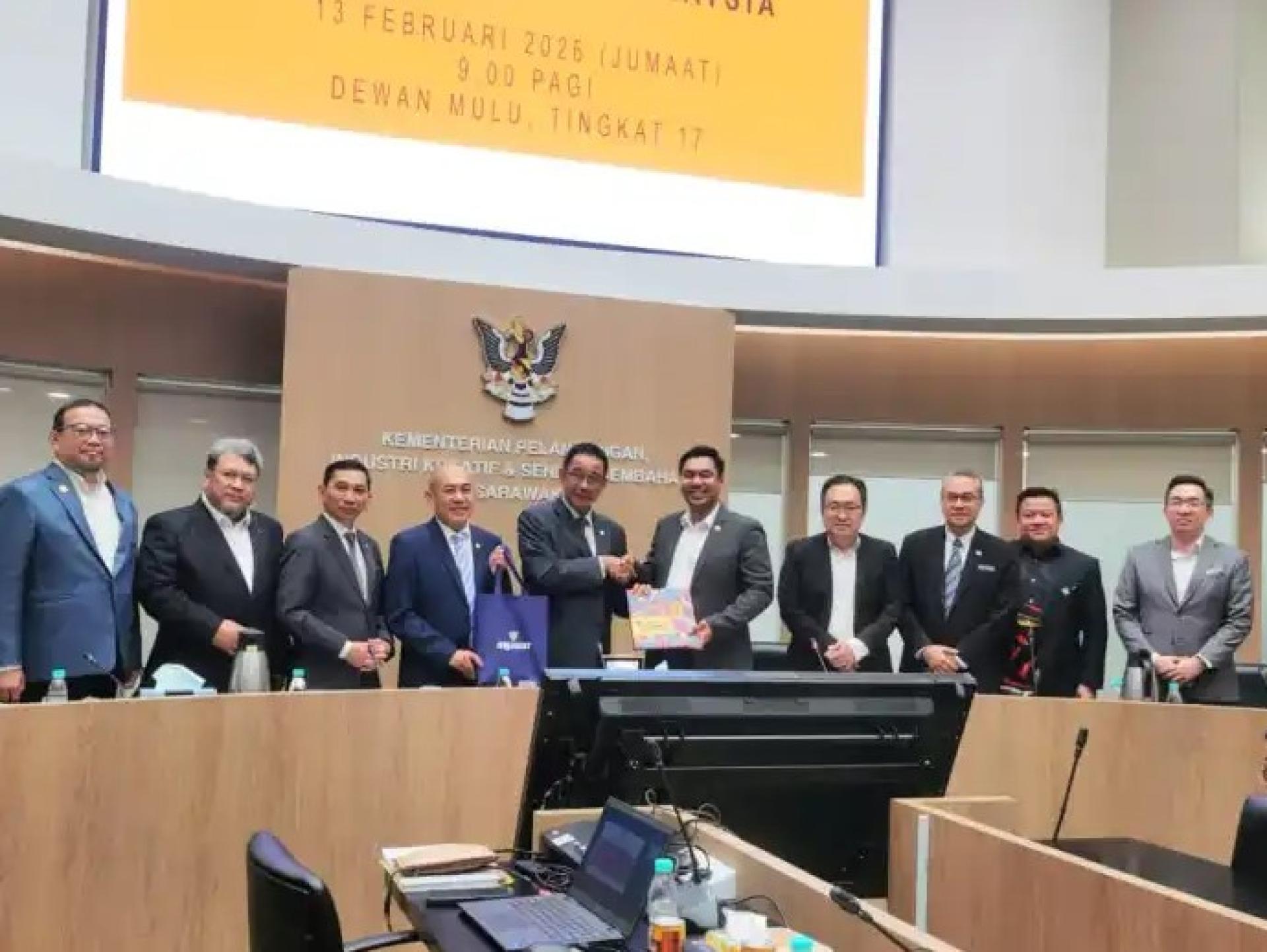 2026年2月13日，阿都卡林（左5）在Baitul Makmur 2礼节性拜访中与Mordi握手，仁达查布（左4）、张健仁（右4）及其他贵宾在旁观看。