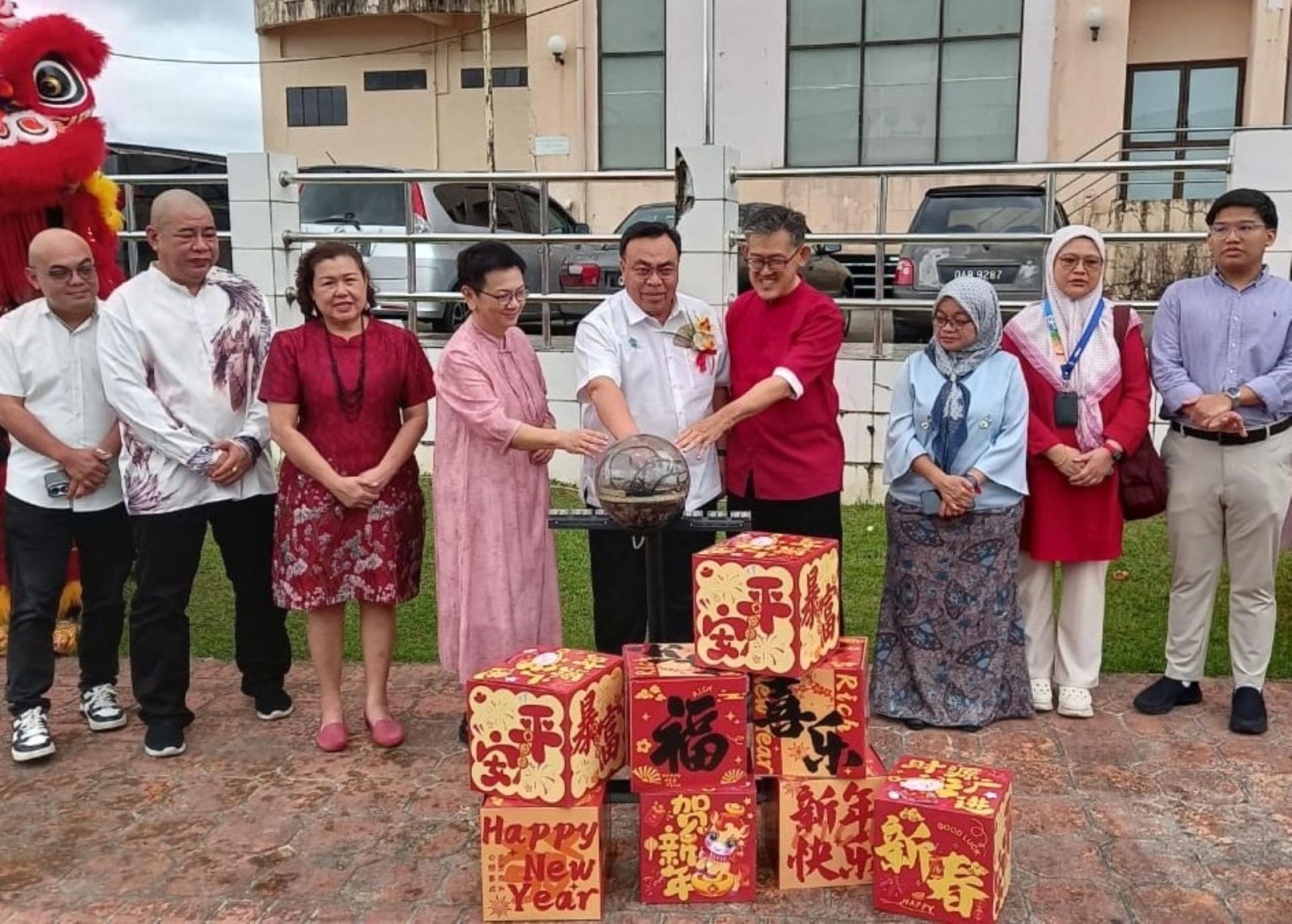 北市市长希尔米（中）与北市行政委员薛华东（右4）、盐材港民众联谊会会长甲必丹蔡枂蓉（左4）主持青草路春节亮灯仪式。左起为黄昭信市议员、吴豪忠、甲必丹何月明等人。