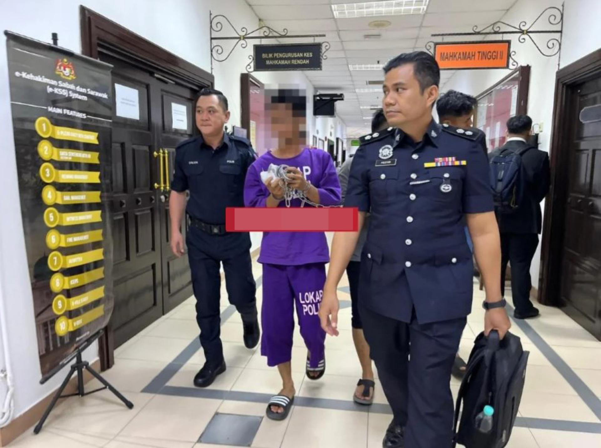 被告今日由警员带离地方法院法庭。