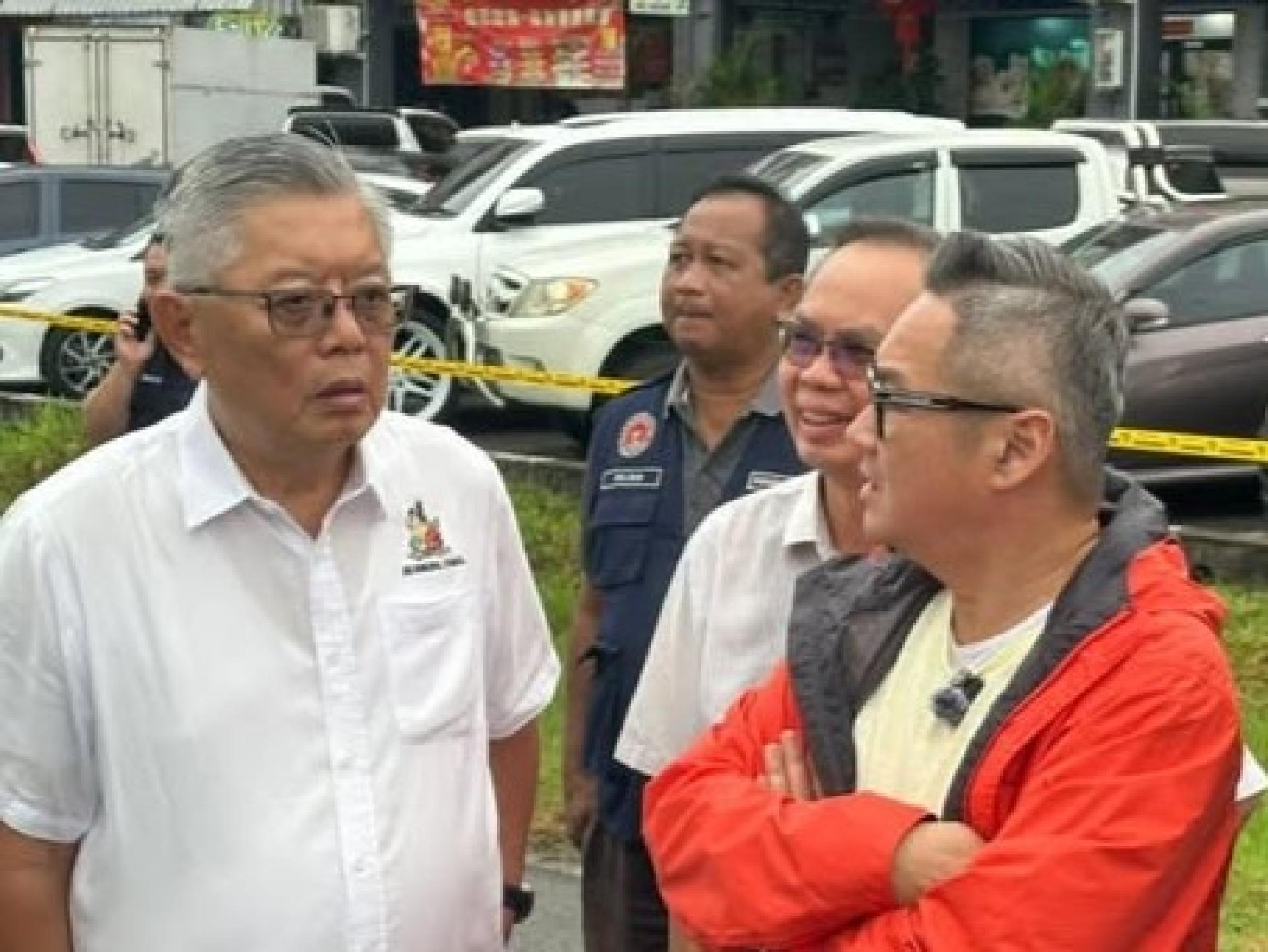 诗巫市议会主席丁永豪（左）、拿督程明智（右）今早前往巡察诗巫英雄路的一处建筑街区发生倒塌及下沉事故。