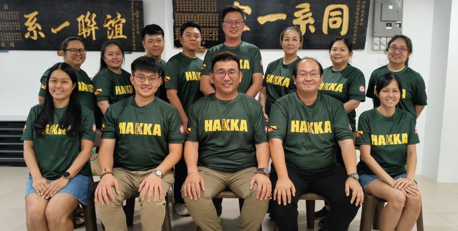 美里客家公会青年团《2026丙午年新春暨客家天穿日联欢晚宴》筹备会成员合影，积极展开各项筹备工作，呼吁各客系青年团踊跃支持与出席。图中为青年团团长兼筹备会主席陈政锖。