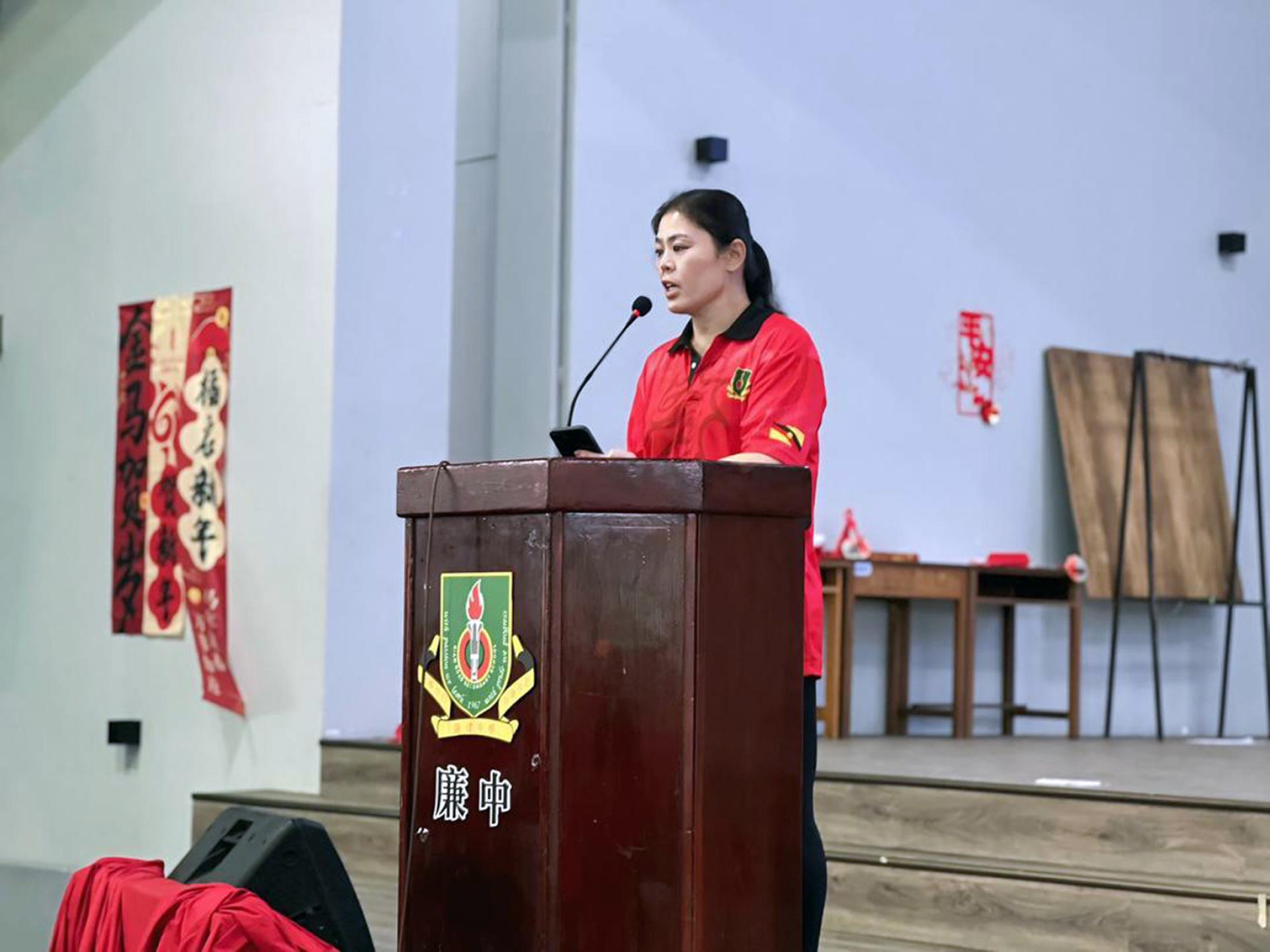 廉律中学江佩娟校长在活动上致辞时摄。