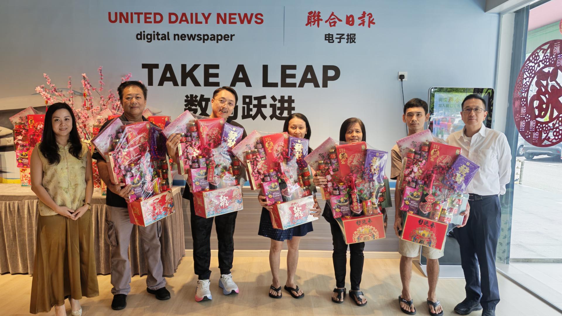 其中5名得奖者左2起傅慧敏代表、陈宇华、吴绣縺、陈凤蓉、和与庄晓珍代表本报董事经理沈永亮（右1）、总经理田可慧（左1）合影。