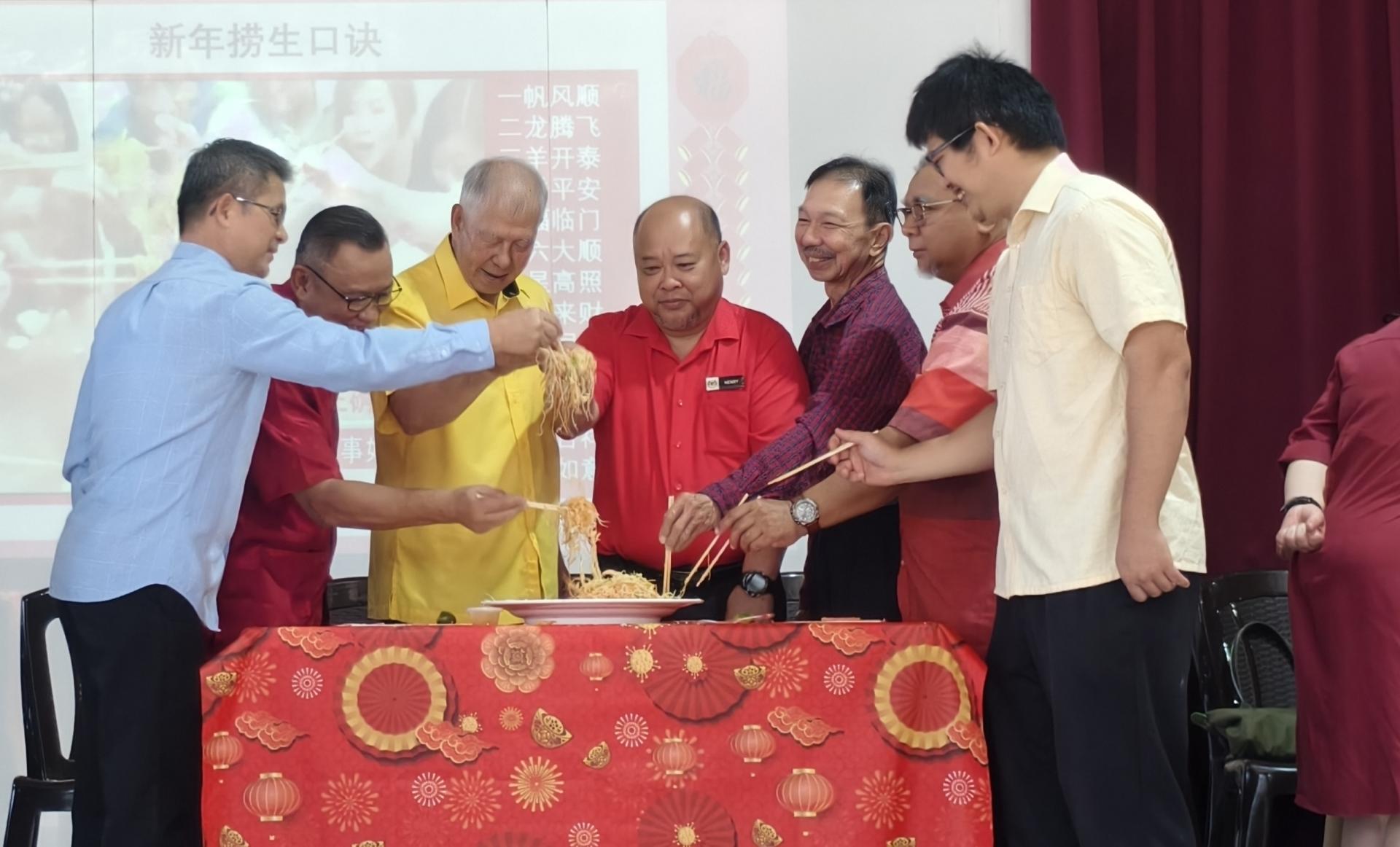 美里圣约瑟国小2026年农历新年庆典活动捞生仪式。左2起为圣约瑟国小家教协会主席吴祀盛，拿督陈超耀，美里圣约瑟国小校长亨利爱德华。