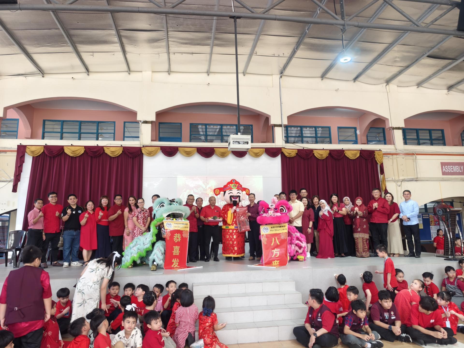 舞狮采青表演后，美里圣约瑟国小校长亨利爱德华进行接青仪式。