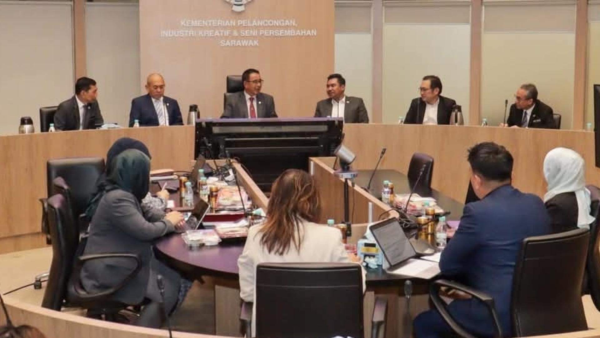 阿都卡林（左3）和我国青体部副部长莫迪（右3）等人对东运会筹备等方面交换意见。