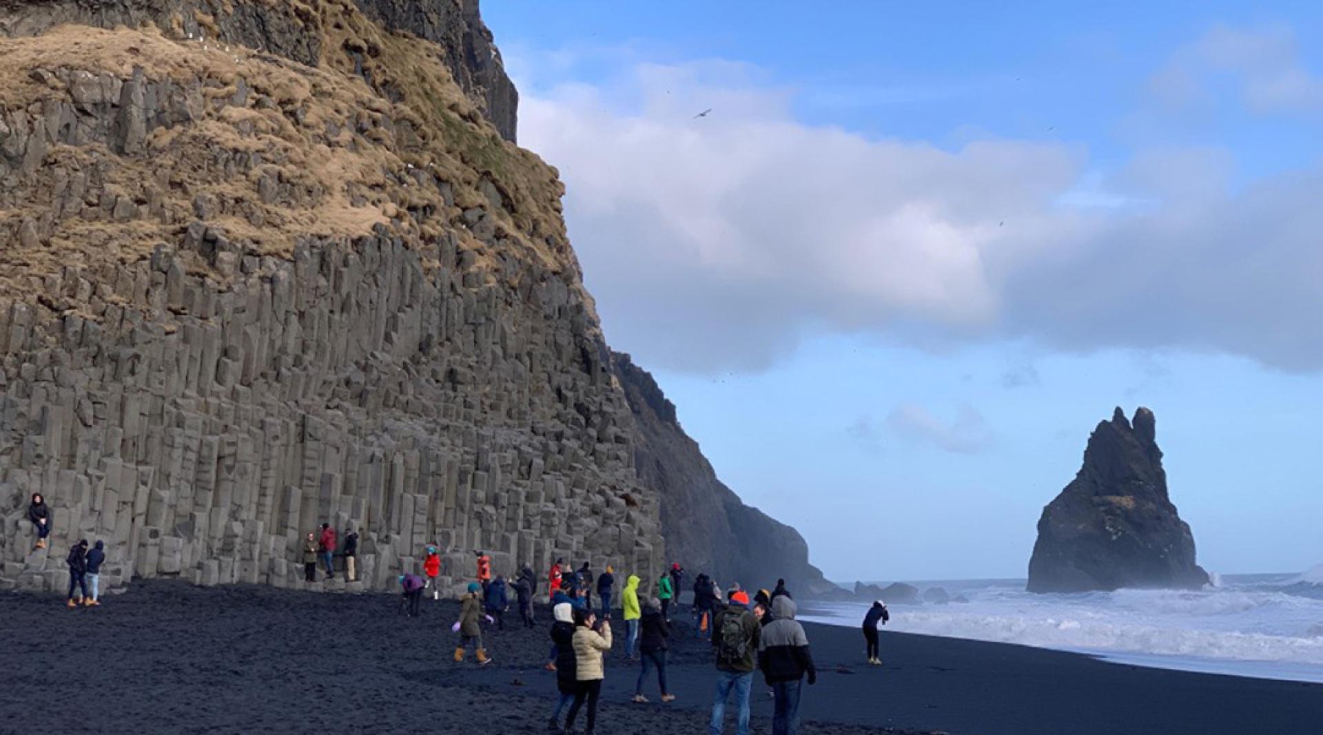 冰岛著名雷尼斯黑沙滩海岸线受侵蚀后移。