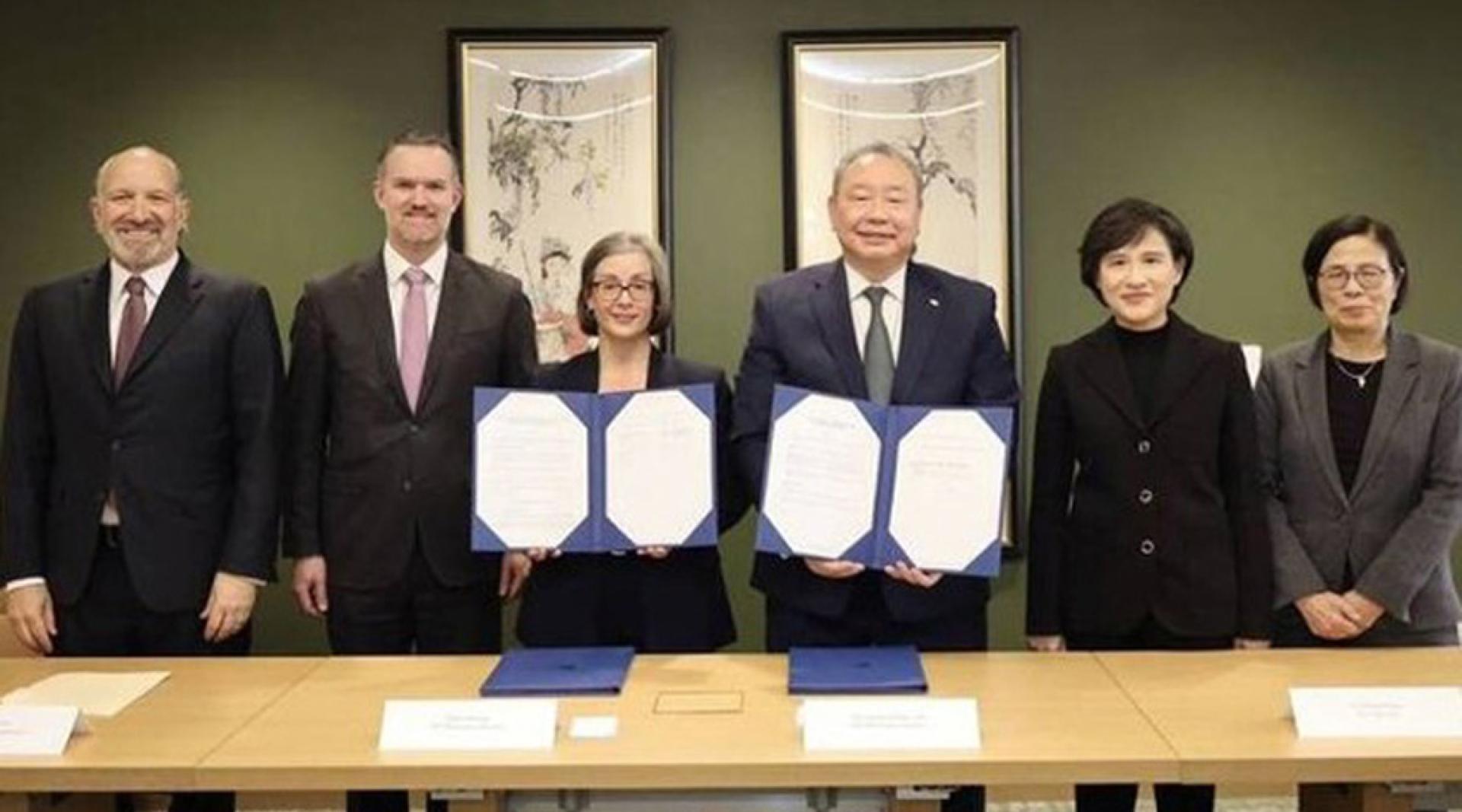 台行政院副院长郑丽君（右二）率团赴美，与美官员签署对等贸易协定。