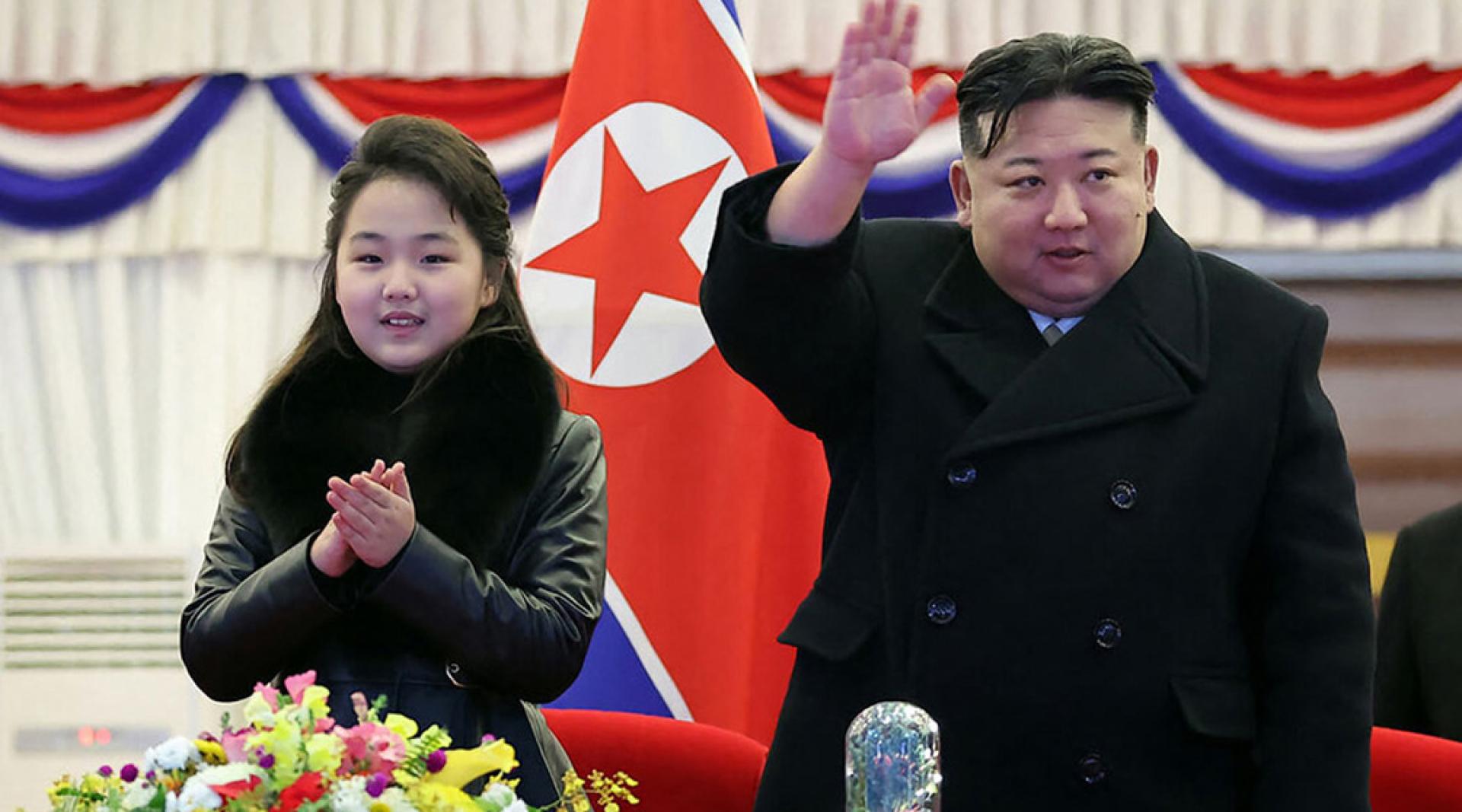 金正恩（右）经常带女儿金主爱（左）出席公开场合。（档案照）