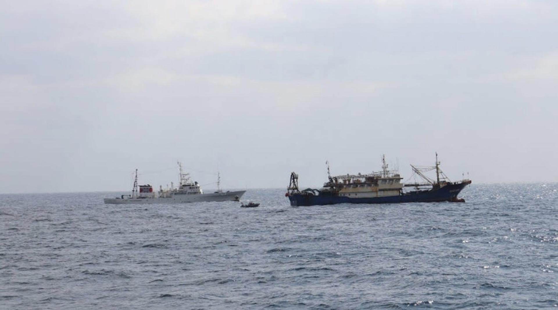 日本水产厅13日扣押一艘中国渔船（右）并逮捕船长。