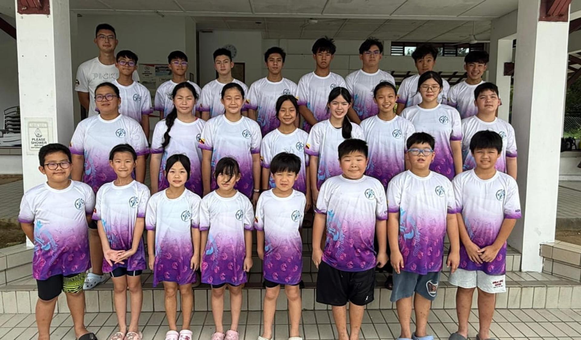 Topspeed美里游泳俱乐部一行逾30人赛前在美里集合合影，整装待发前往汶莱参加第4届汶莱分龄游泳锦标赛。