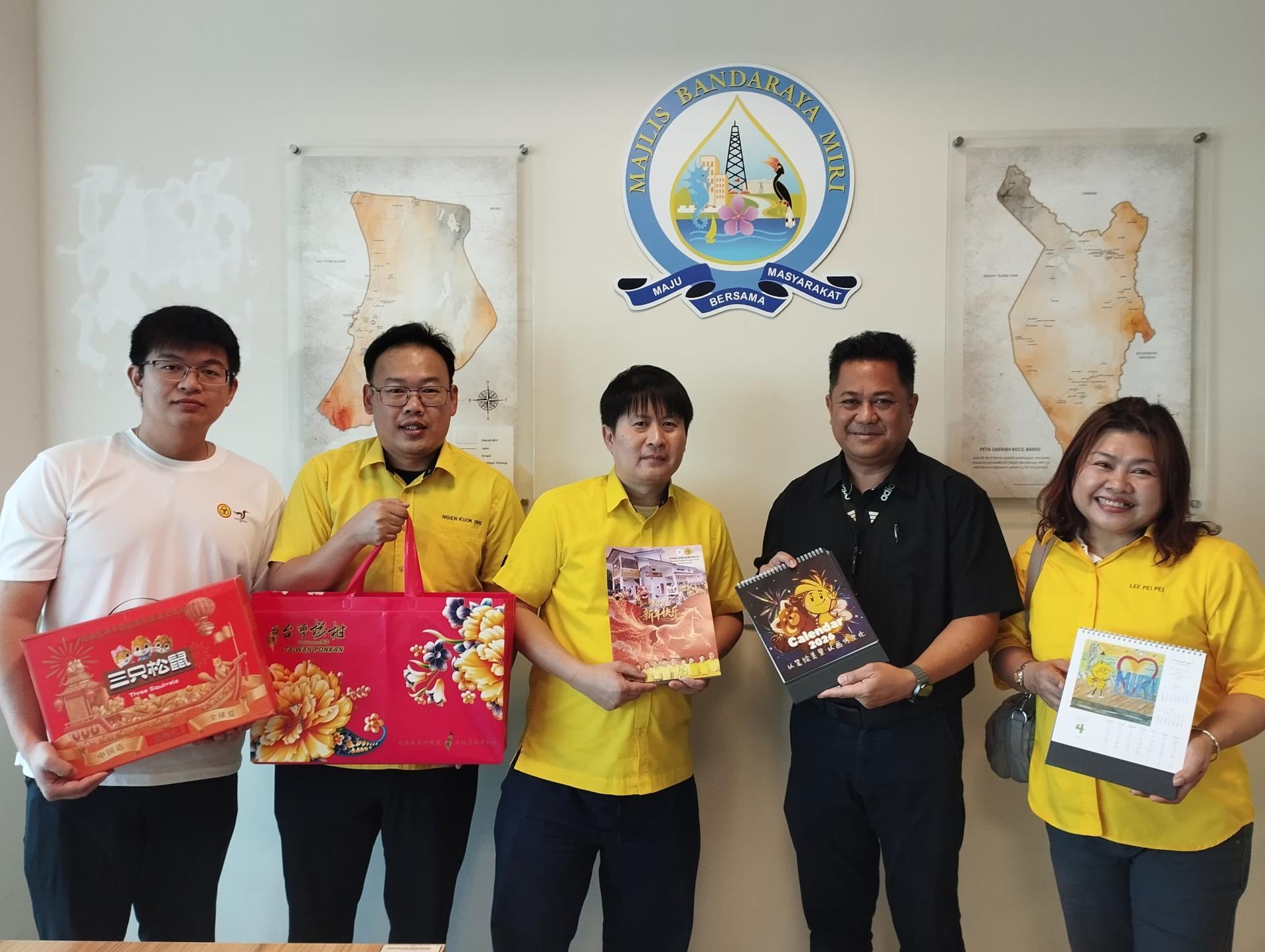 砂人联党兰卑尔支部支部成员走访美里市政局，与官员交流并送上新春祝福。