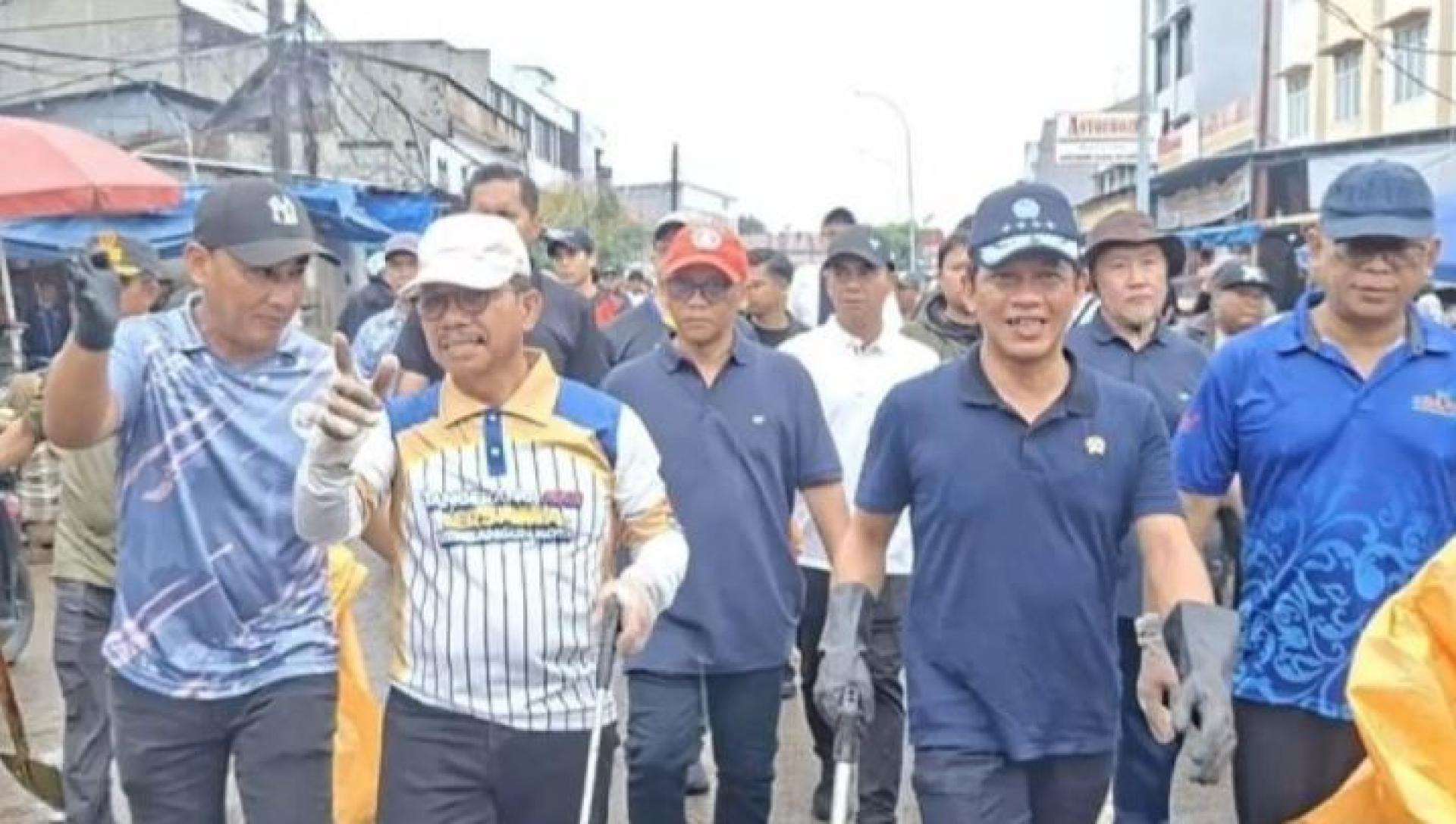 丹格朗市长萨赫鲁丁（左2）与印尼环境部长哈尼夫费索尔努罗菲克，周五在巴刹安安雅清理行动现场巡视，了解善后与防污措施进展。