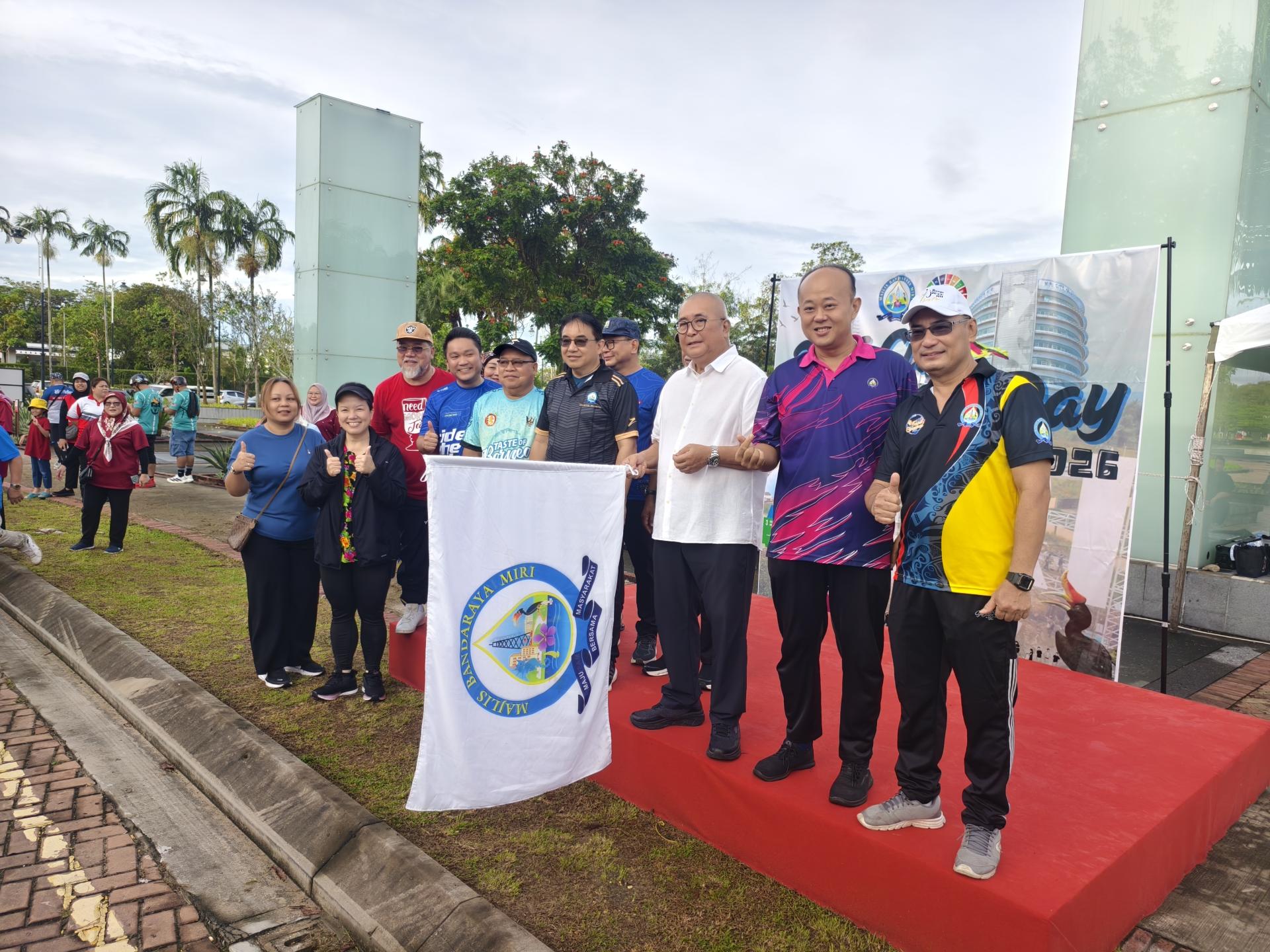 美里市长俞小珊（右3）为2026年首场“美里市无车日”活动主持挥旗开跑礼。