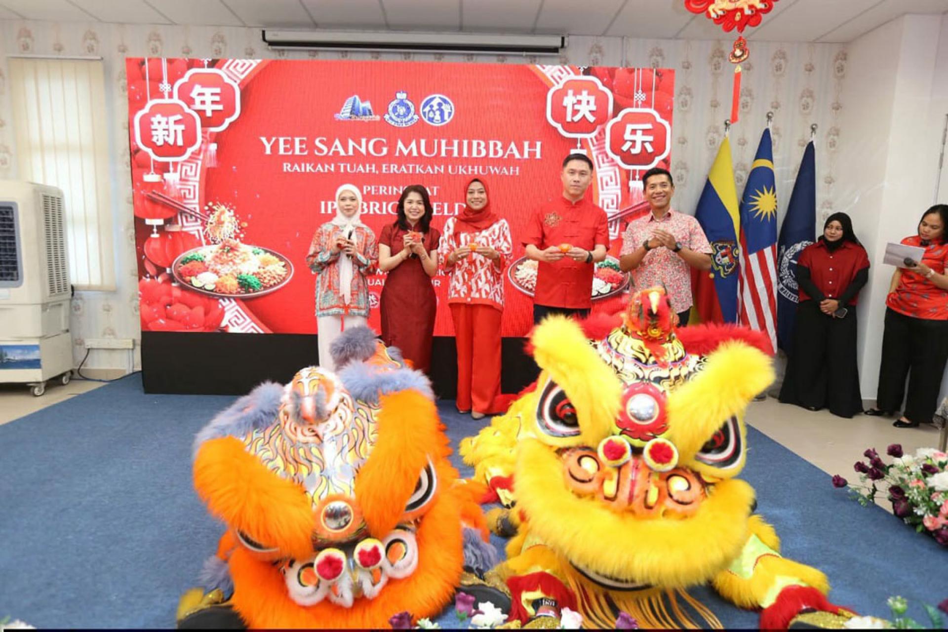 韩依莲（左2起）、诺莱莎和胡昌福等人出席“捞生团结庆典”。