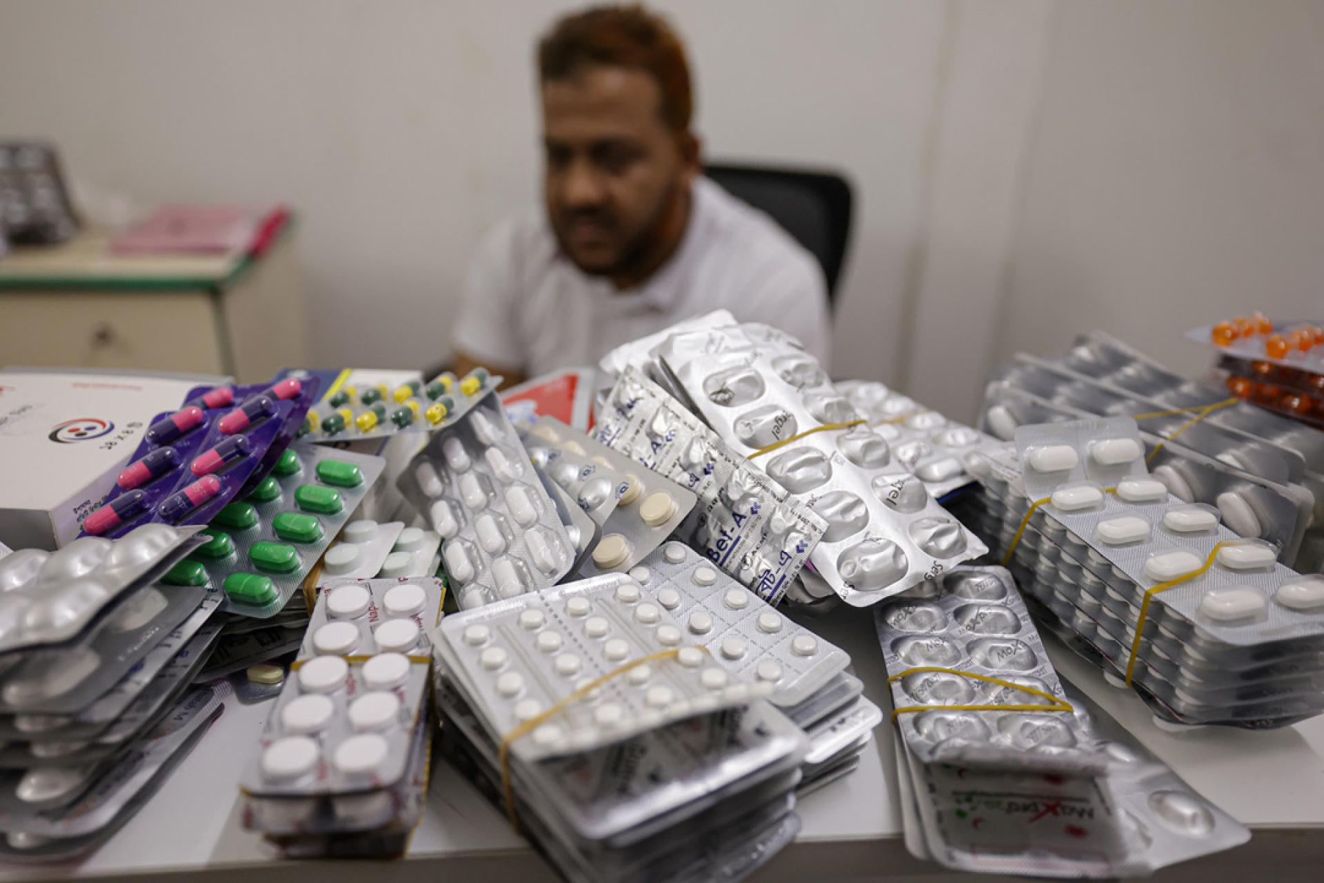 移民局在半山芭敦陈修信路一带展开特别行动，突击搜查9个地点，捣破外国籍“医生”非法提供无证医疗服务的活动。