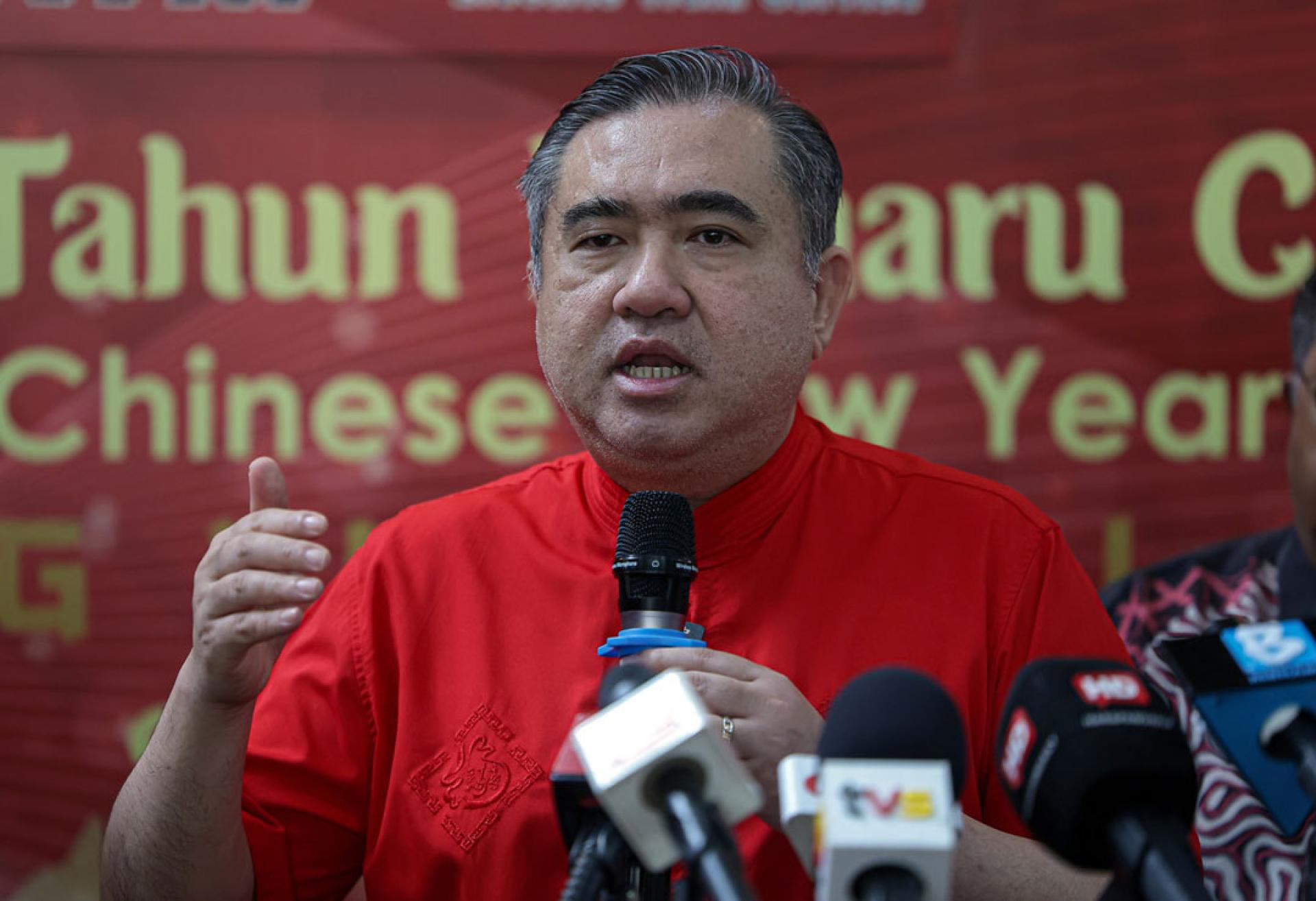 陆兆福：政府目前并没有限制轿车拥有量的措施，但随着国内轿车的不断增加，他认为我国长期必须考量相关的措施。