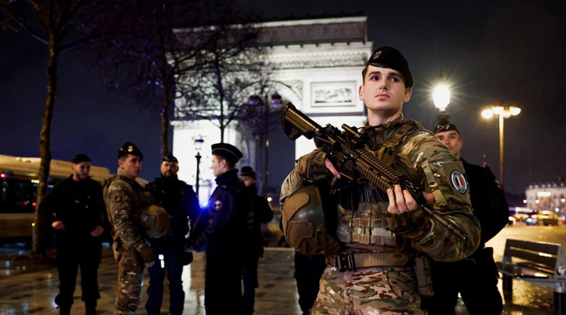 军警在事发现场戒备。