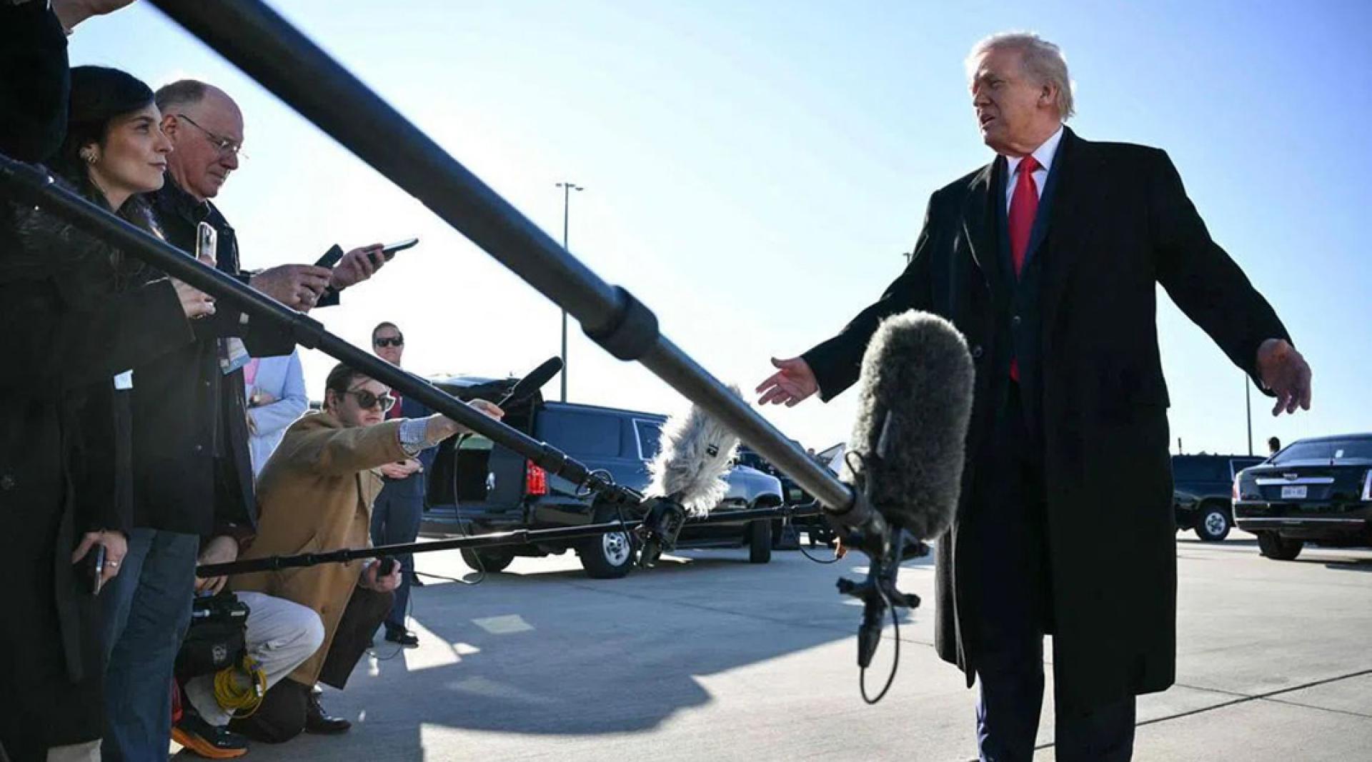 特朗普13日在北卡州波普机场接受媒体采访，随后就飞到佛州棕榈滩度周末。