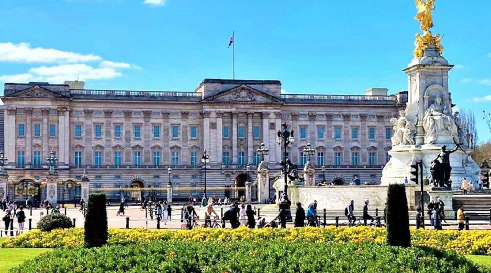 有受害人声称，被安排前往白金汉宫，与英国前王子安德鲁会面，并以“温莎夫人”作为代号进入王室居所。