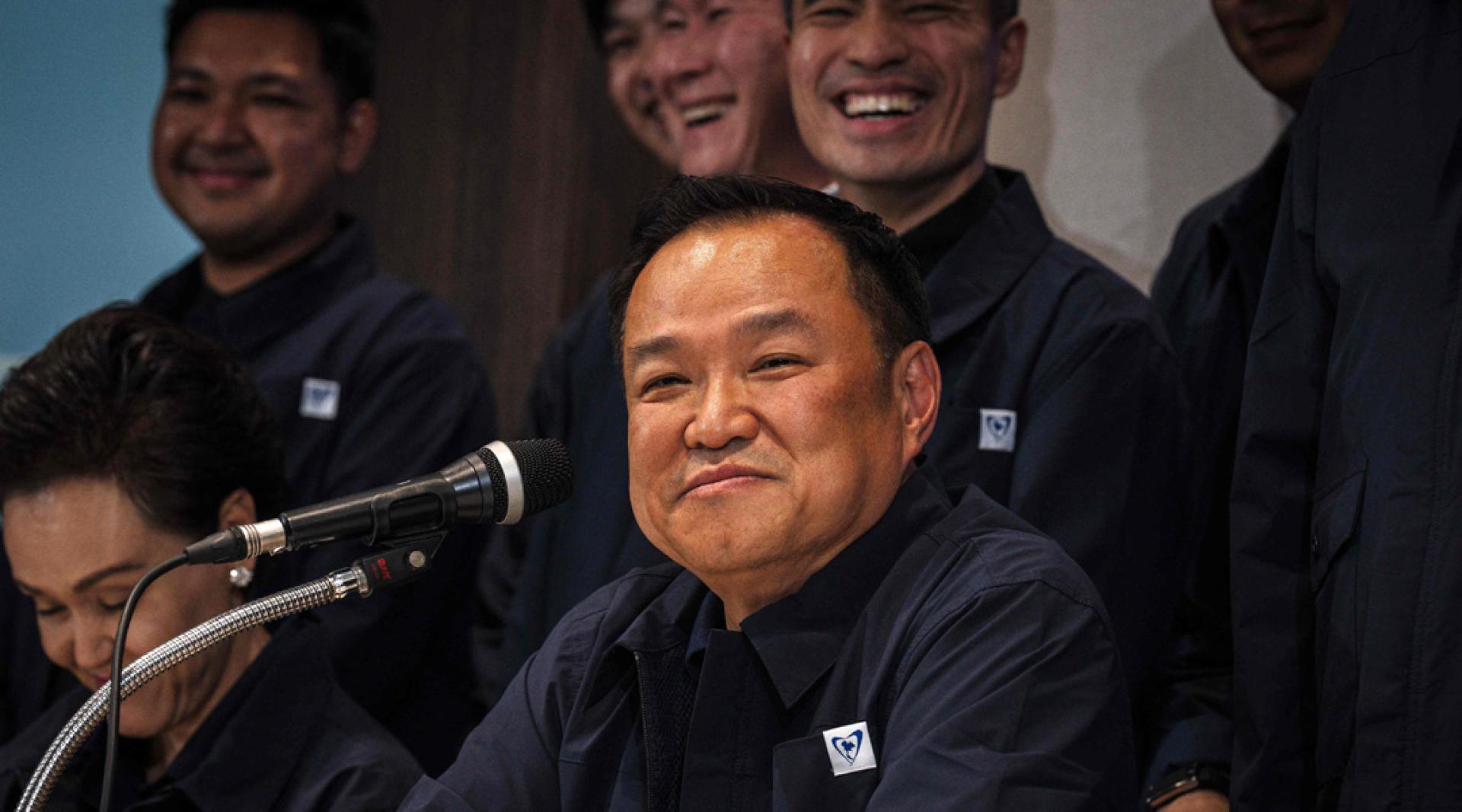 泰国首相阿努廷说：“请大家消除过去的误会。我们希望携手合作，共同治理国家。”