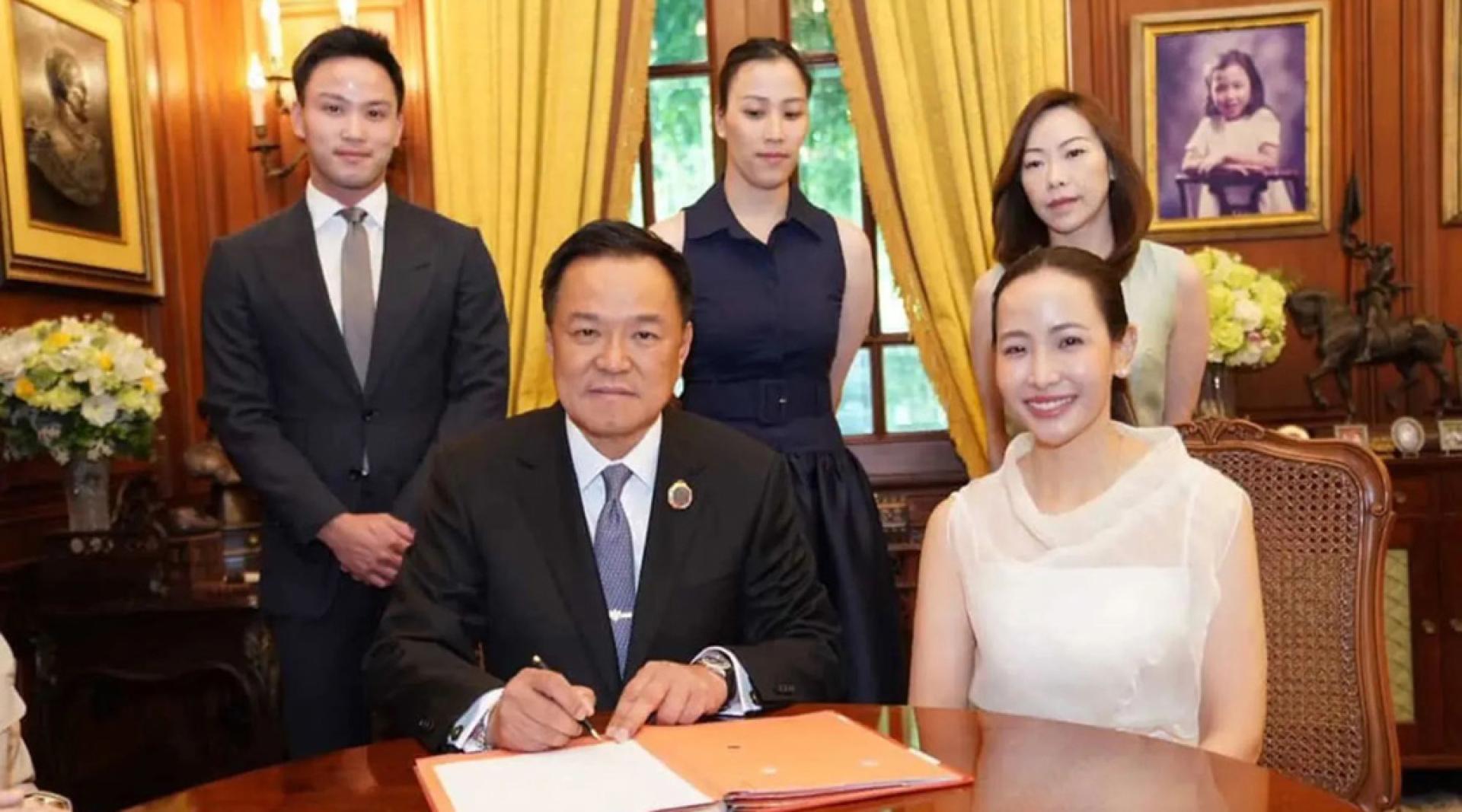 泰国首相阿努廷（前排左一）与第一夫人塔纳农（前排右一），于2月13日于私人住宅完成登记仪式。后排左一是阿努廷与第一妻所生的儿子佩克，而后排中间是女儿索妮。